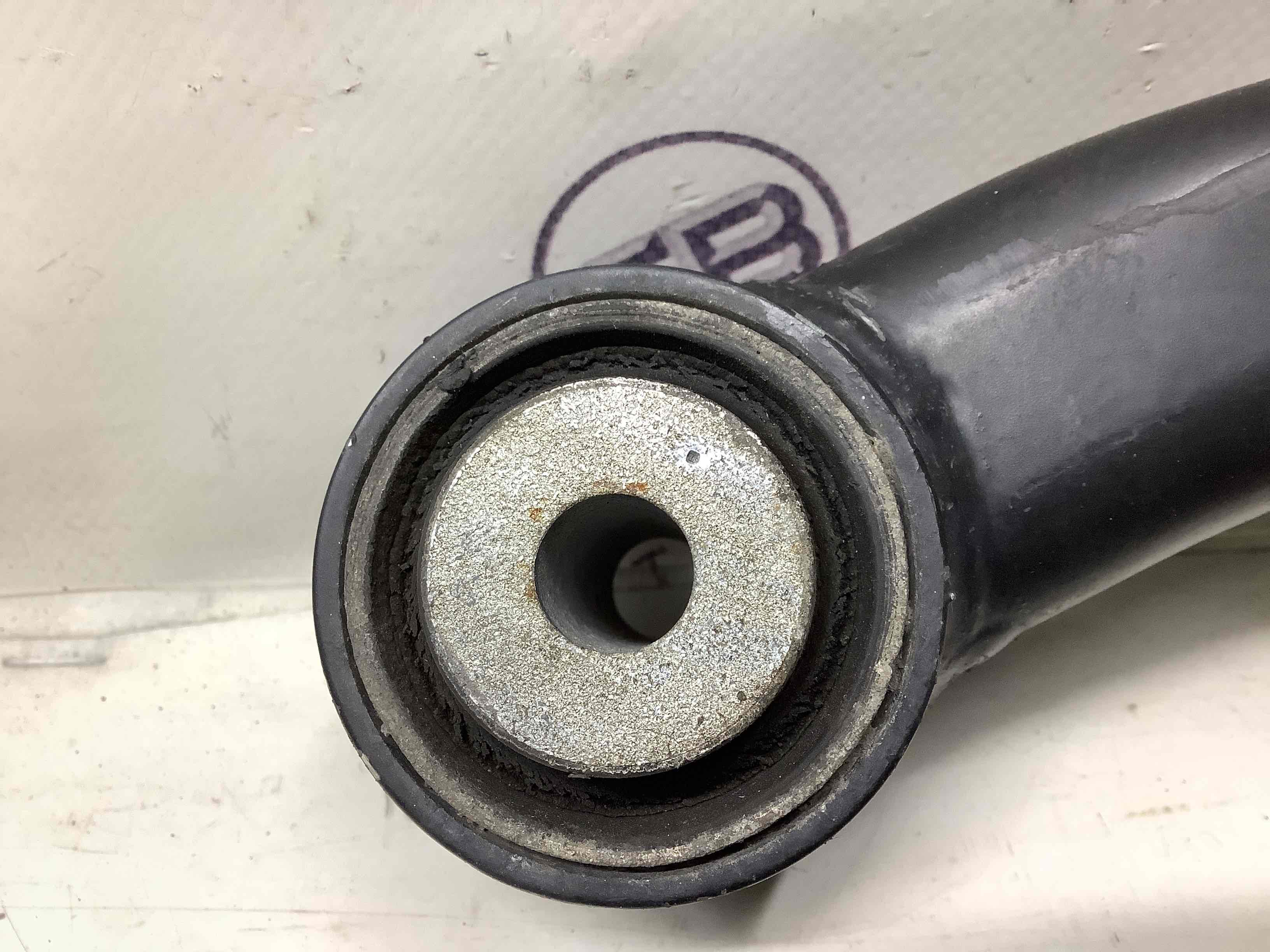 Важіль задній правий