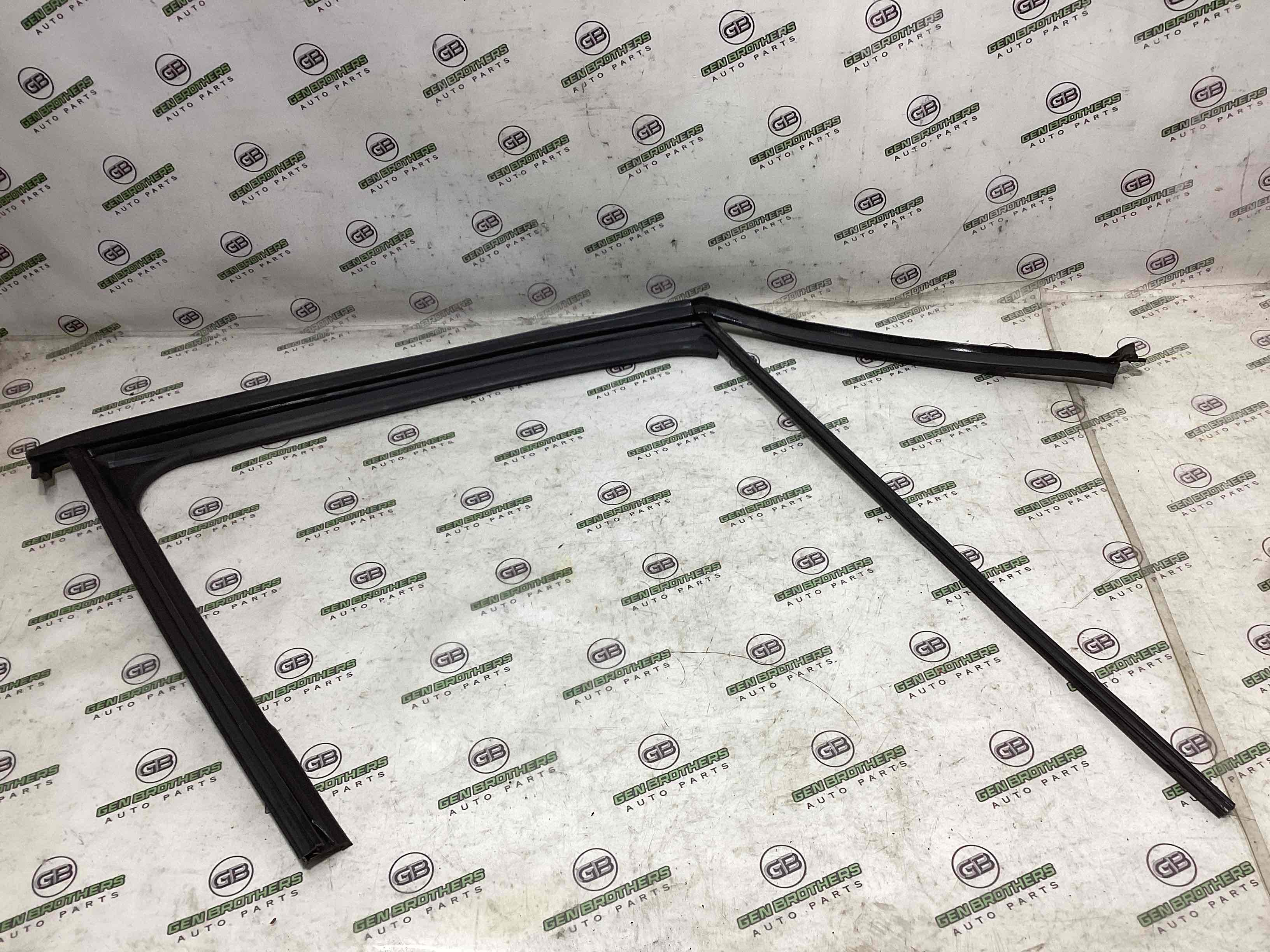 Ущільнювач скла, двері