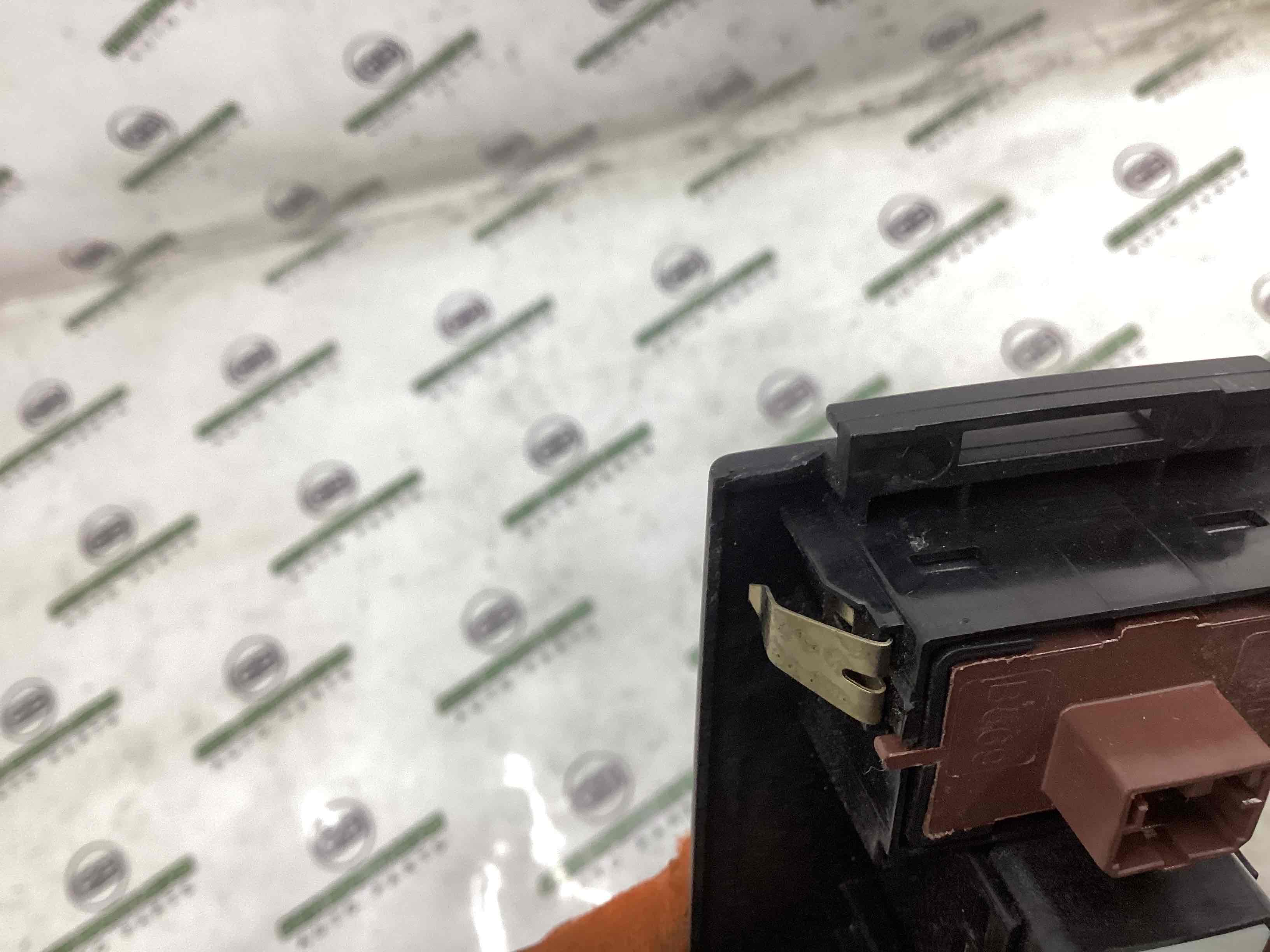 Кнопки керування склопідйомниками