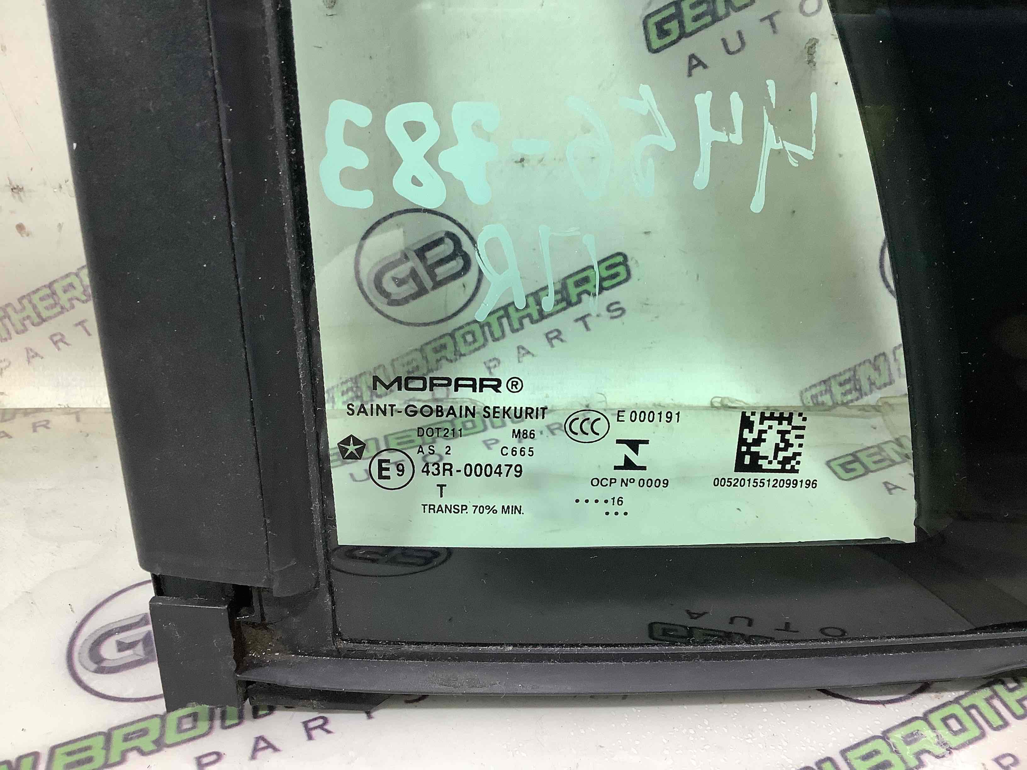 Скло кузовне бічне праве