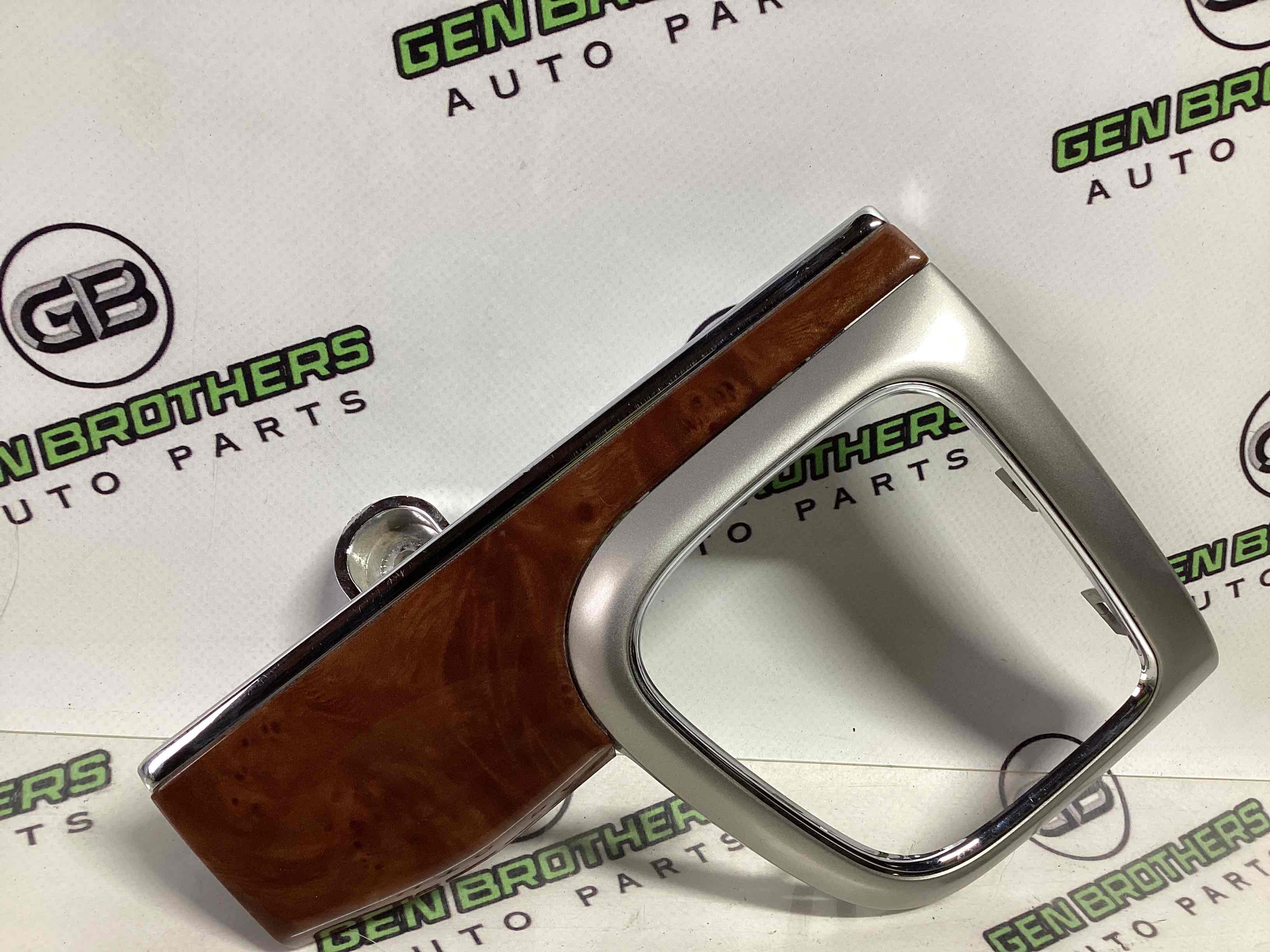 Обшивка панелі приладів торпедо