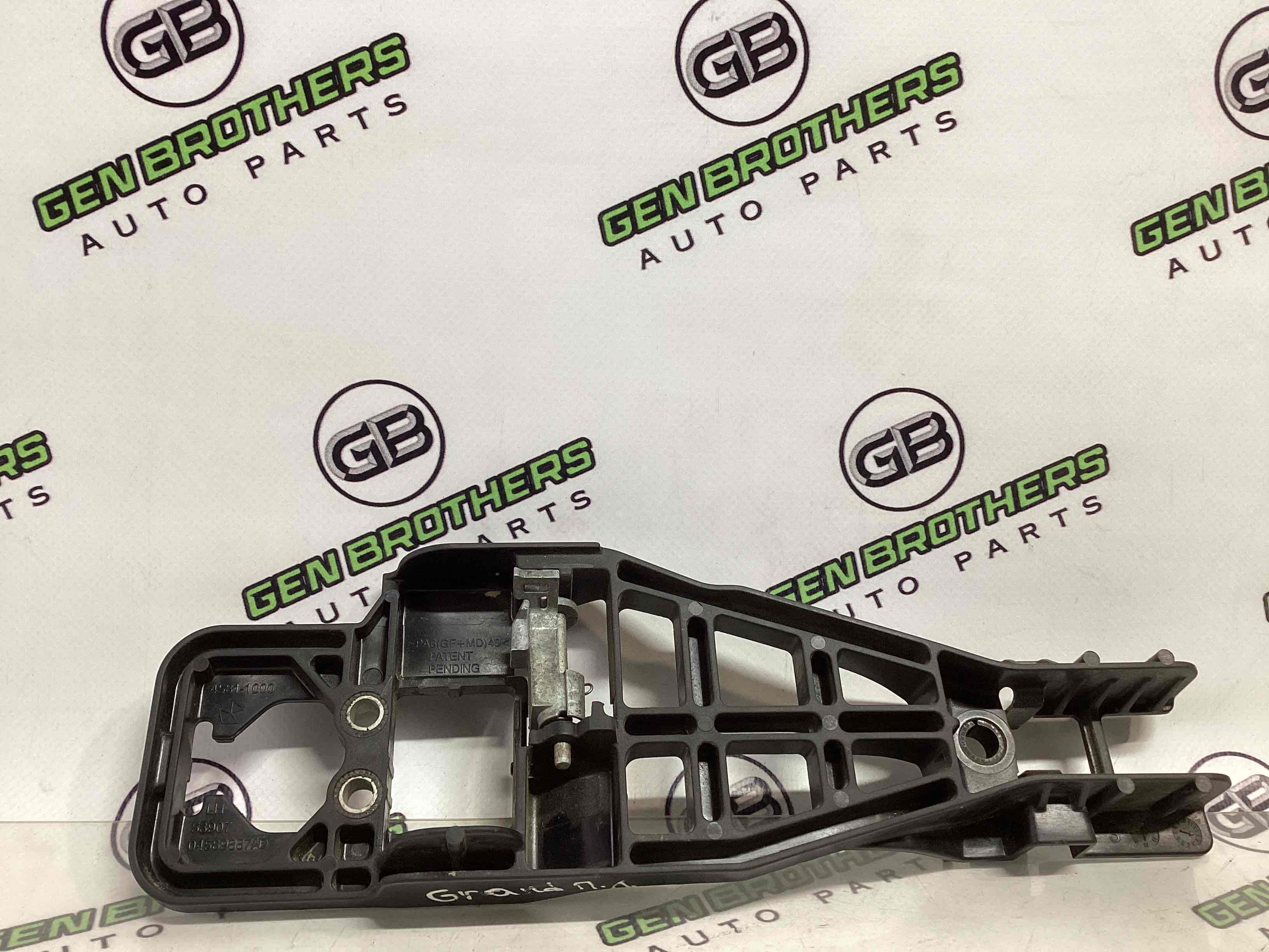 Кронштейн ручки дверей