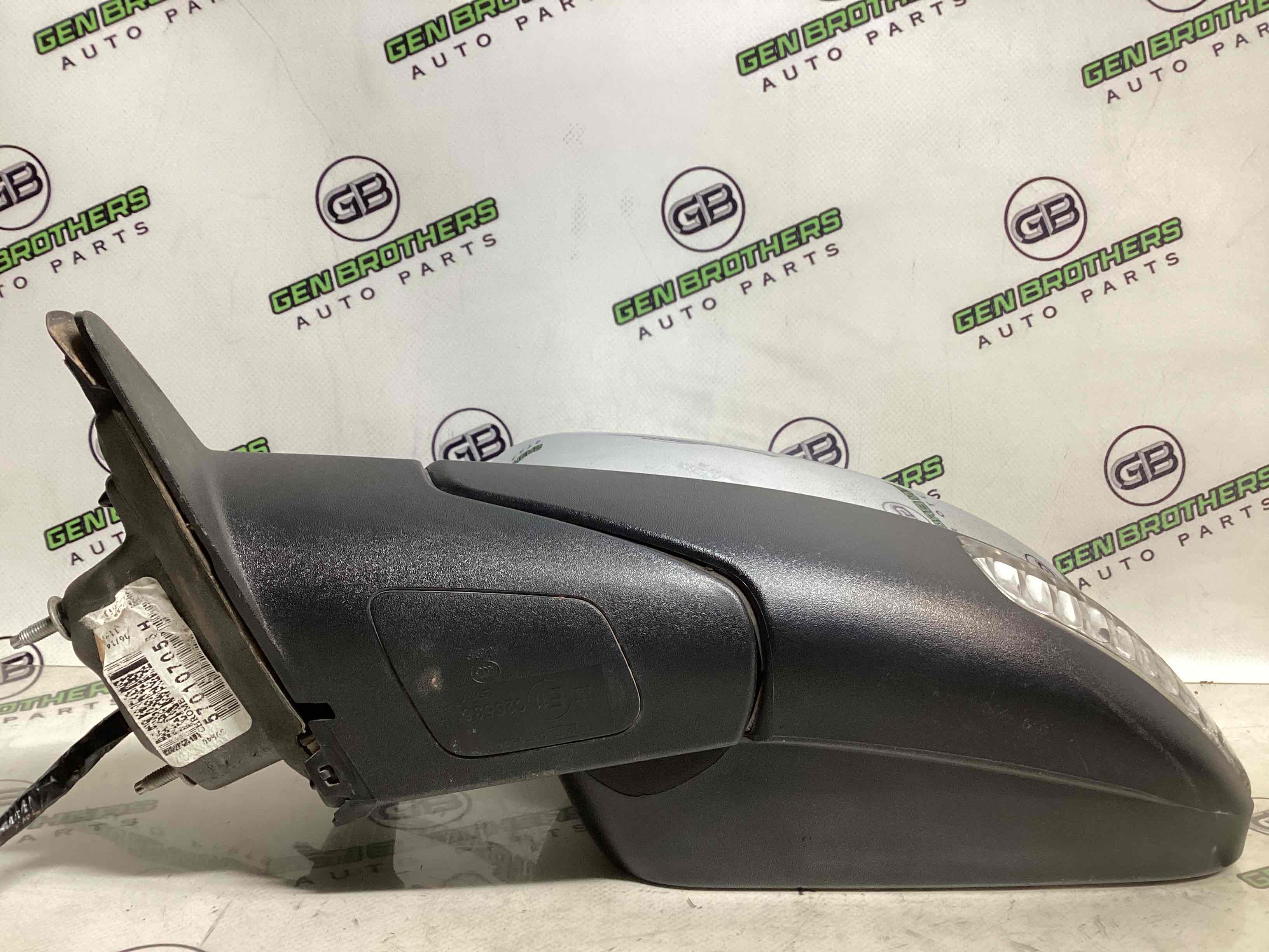 Дзеркало зовнішнє ліве