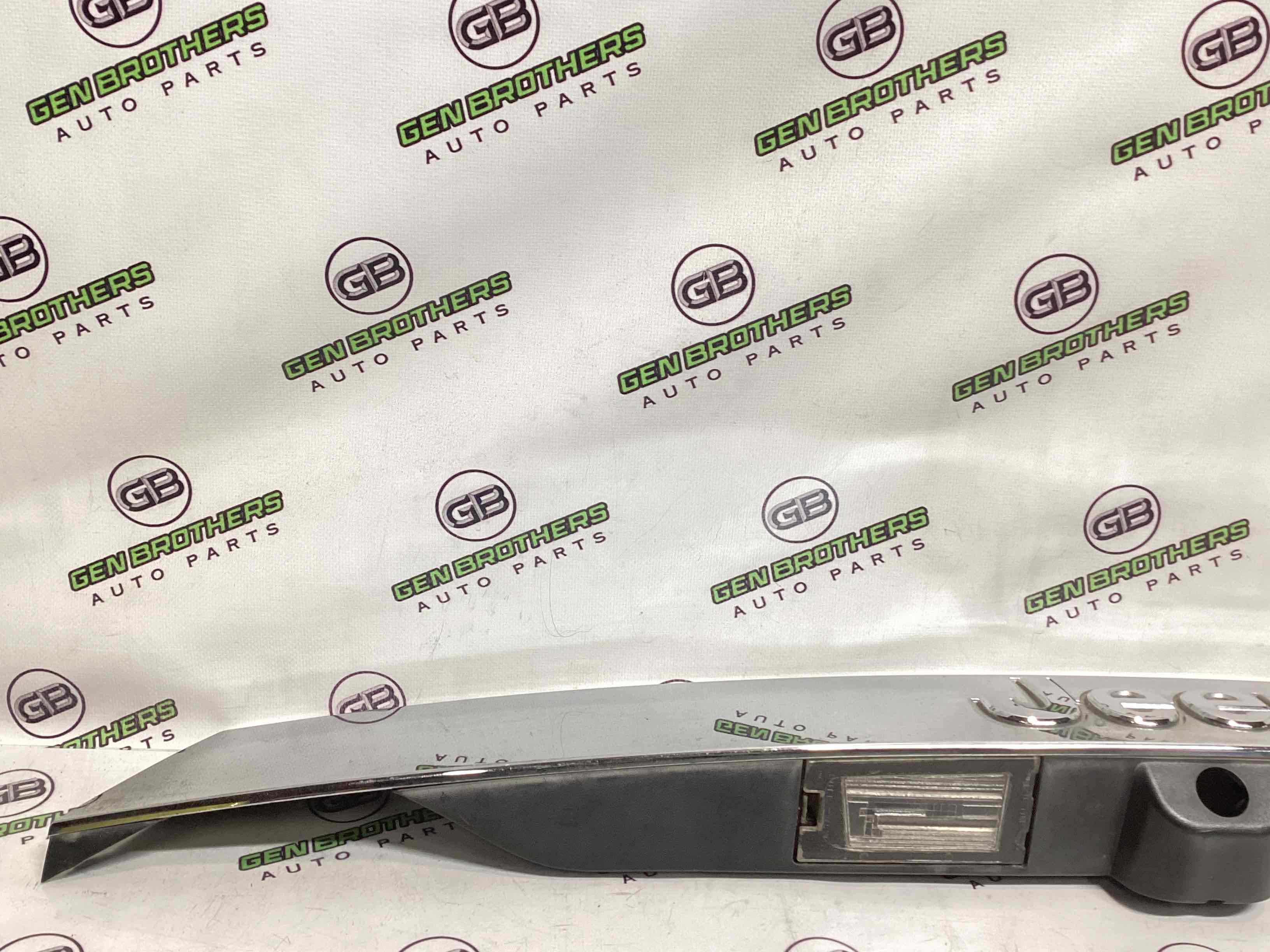 Молдинг двері багажника, кришки багажника, задні молдинги кузова