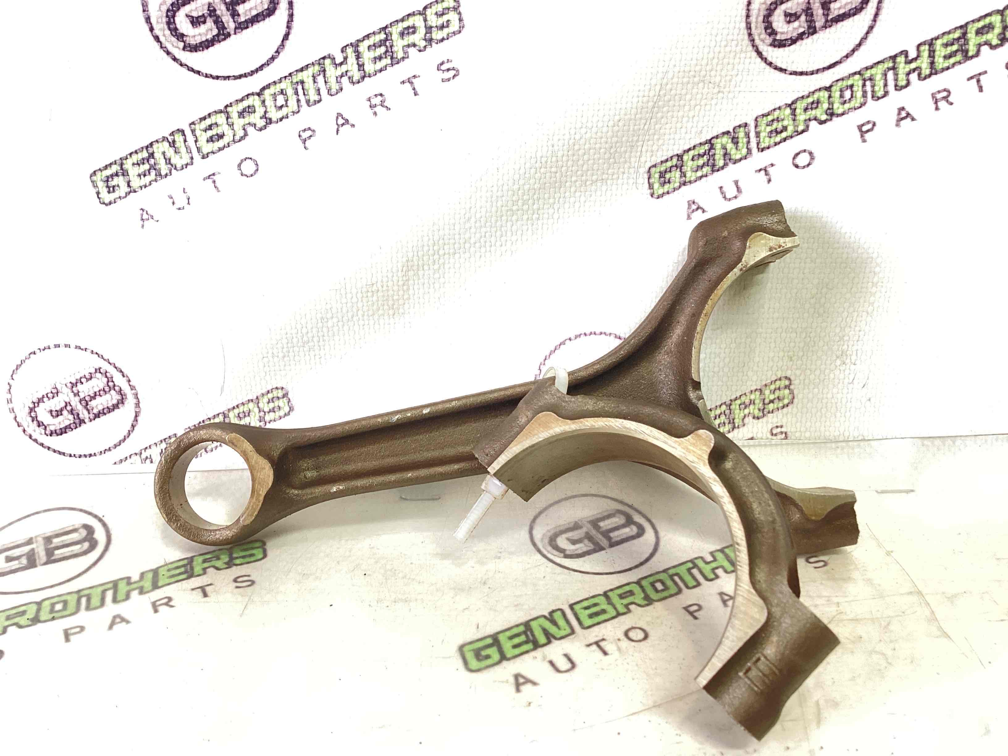 Шатун поршня двигуна