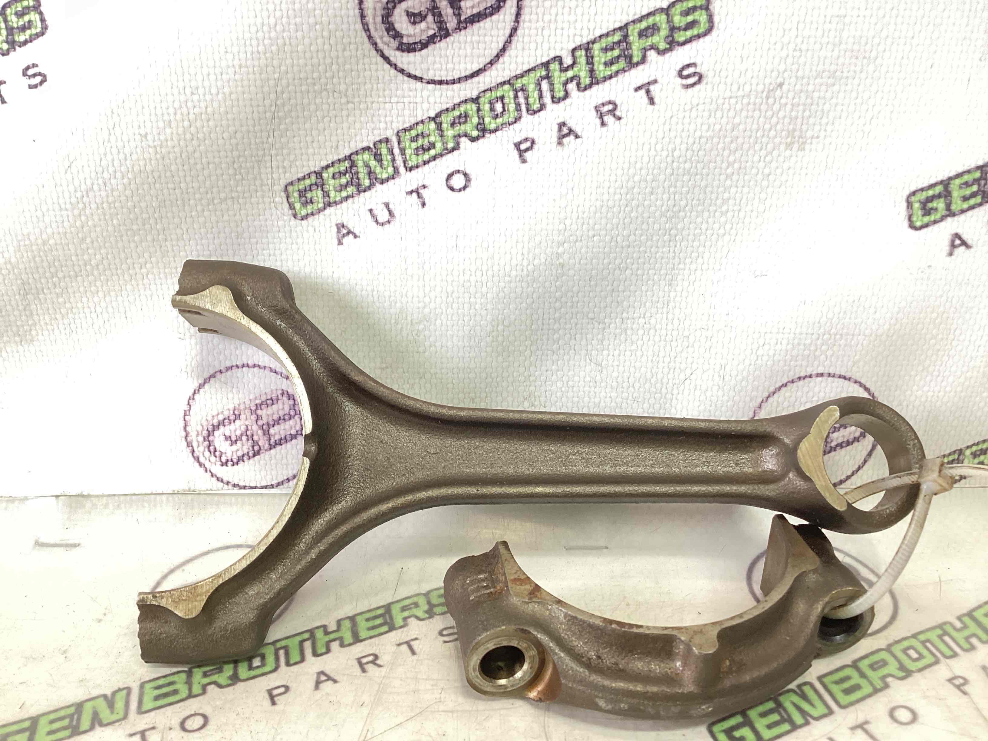 Шатун поршня двигуна