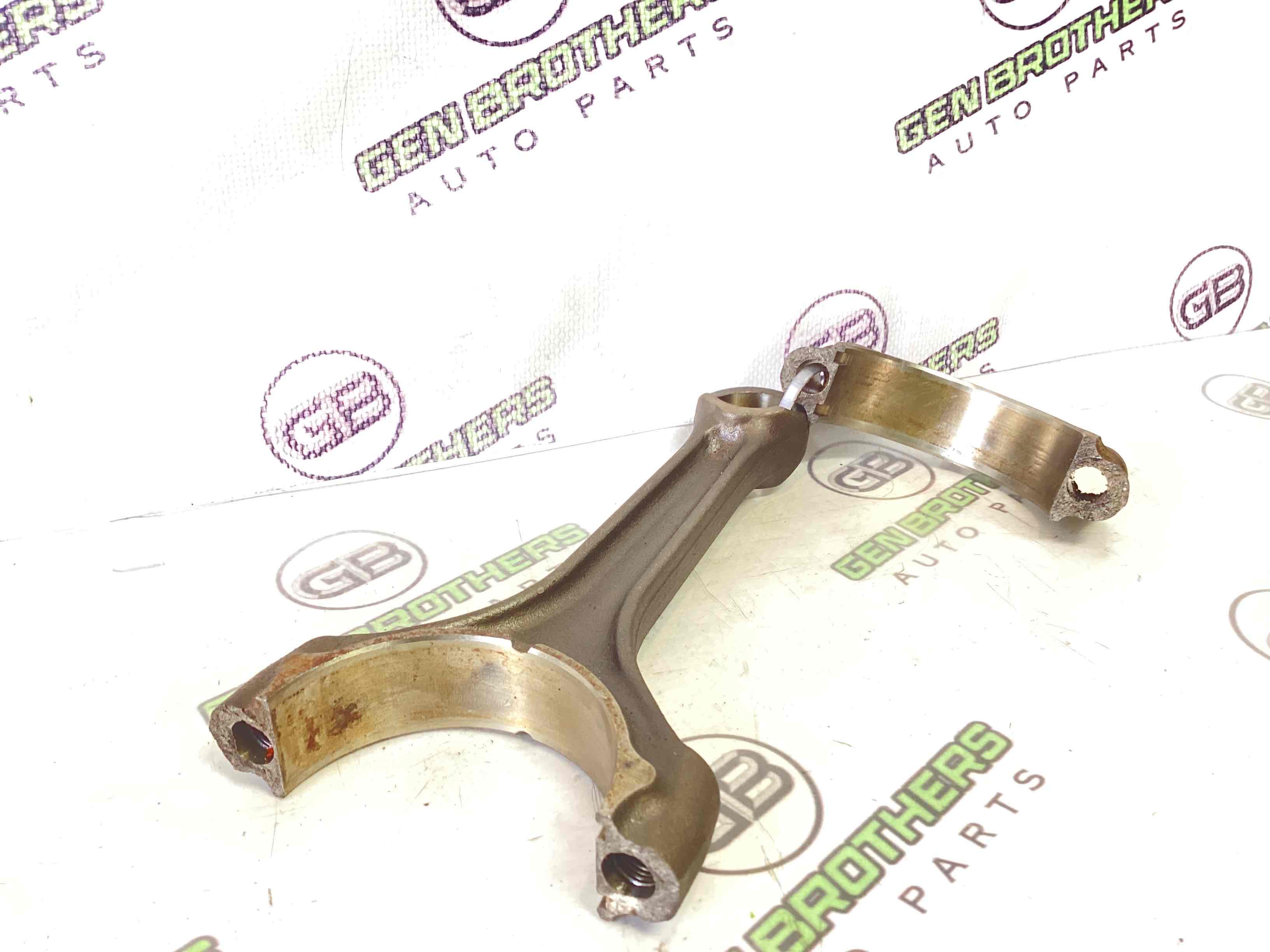 Шатун поршня двигуна