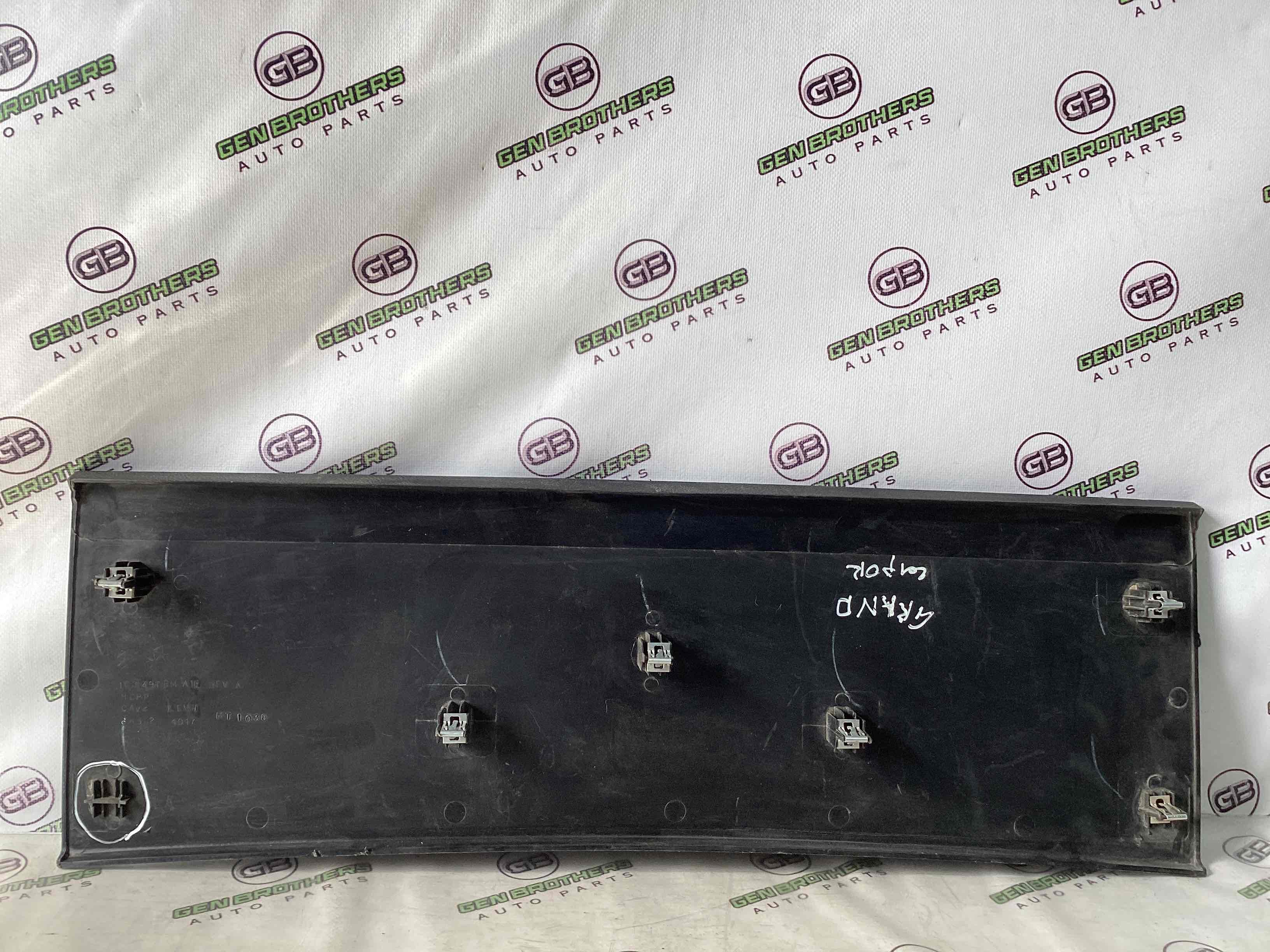 Елементи оздоблення багажника