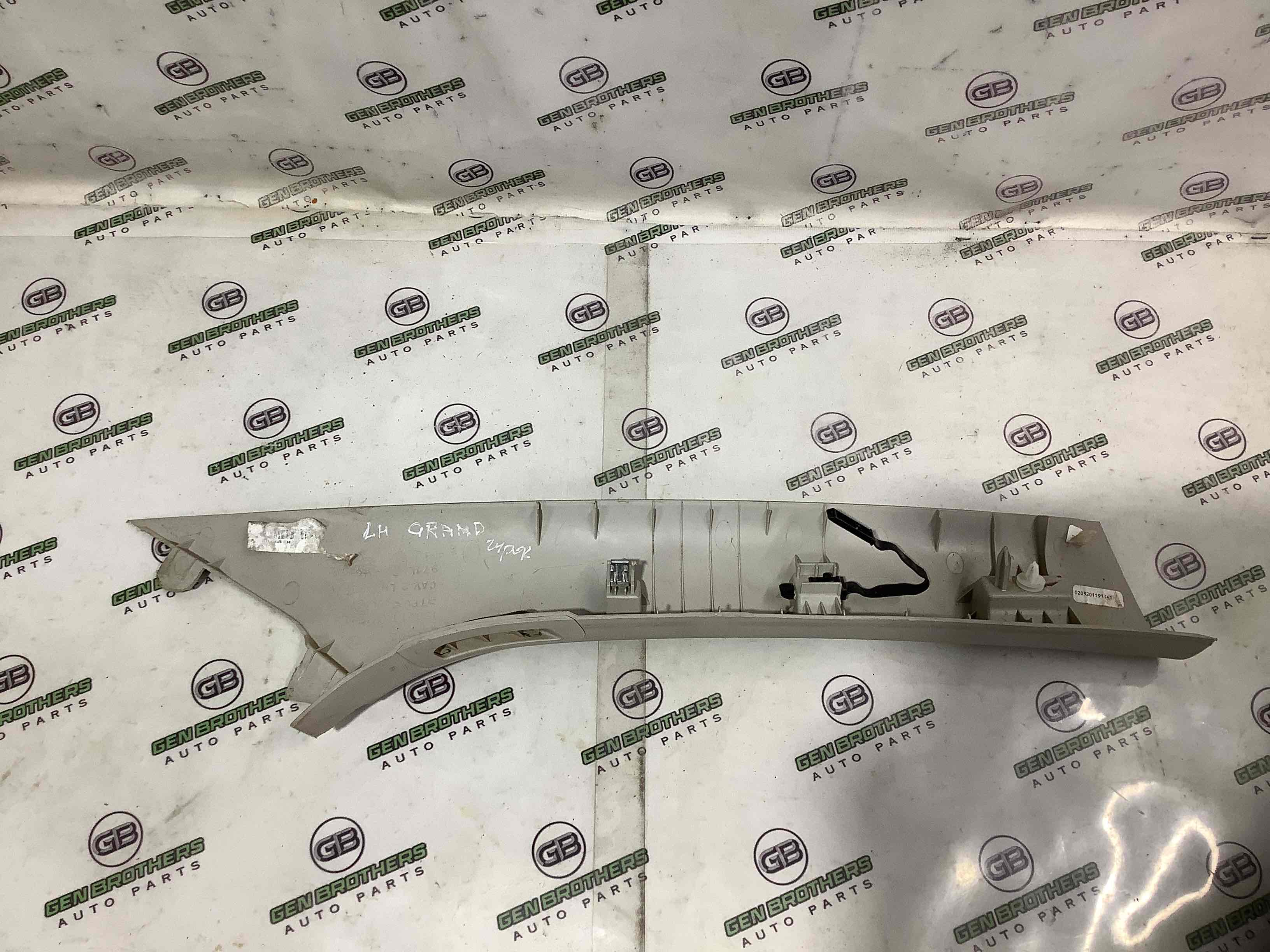 Обшивка передньої стійки ліва