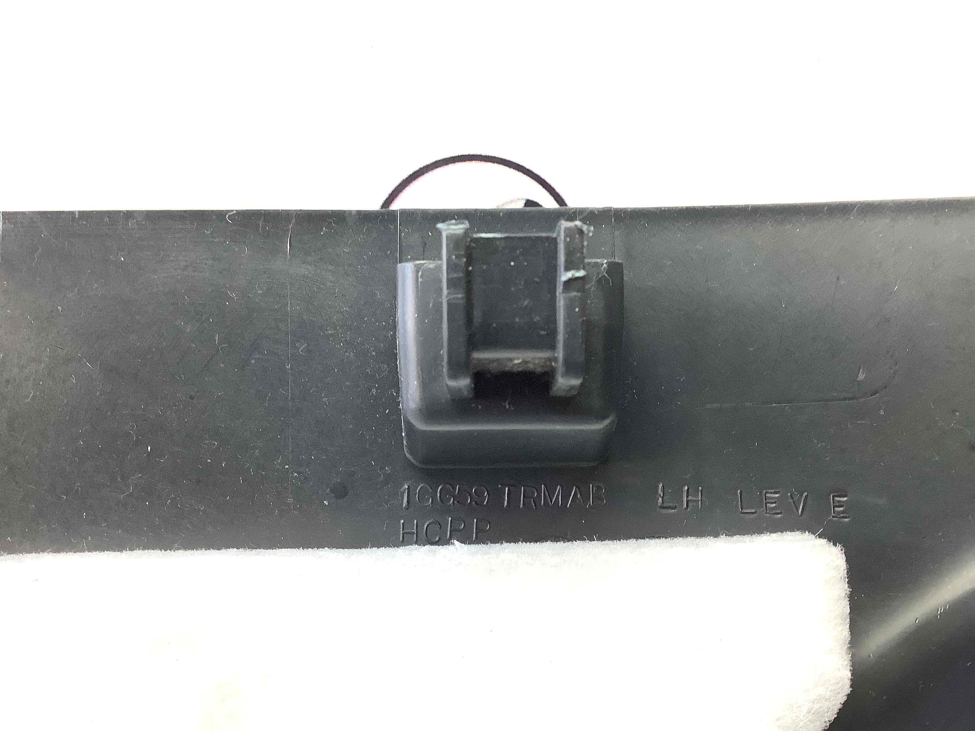 Обшивка центральної стійки права