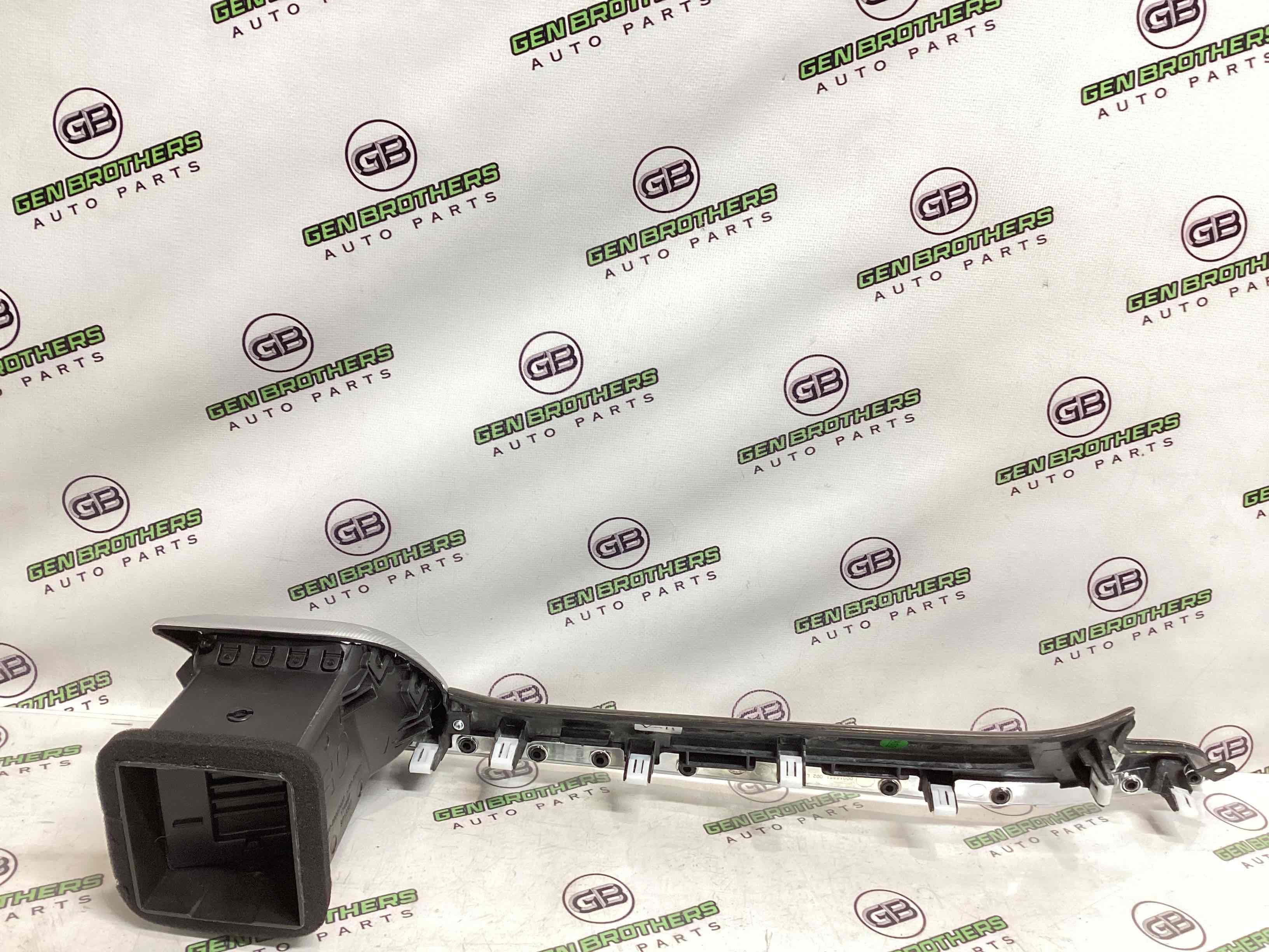 Обшивка панелі приладів торпедо