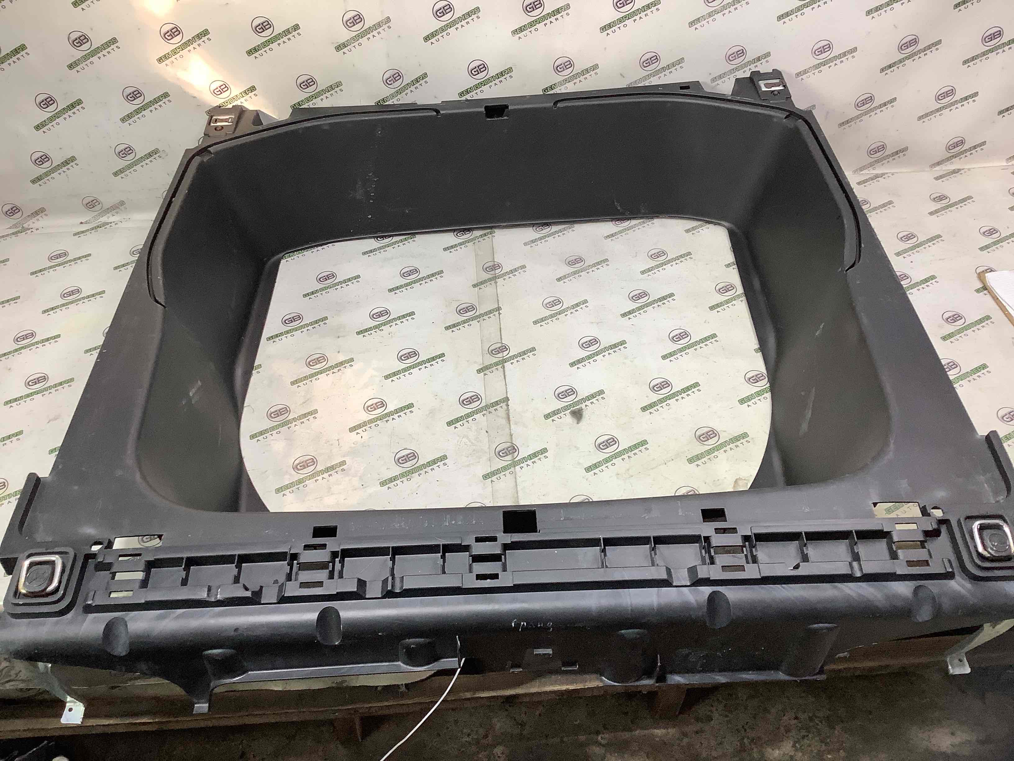 Підлогове покриття багажника, полиця багажника