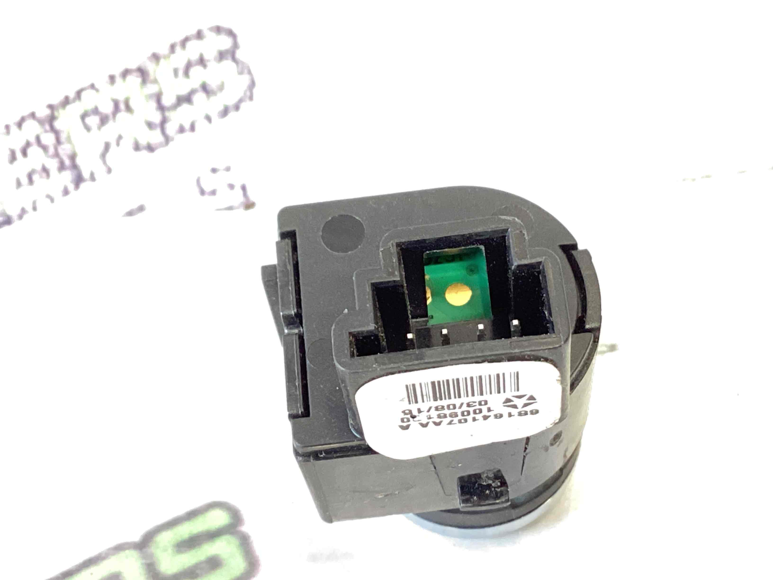 Кнопка відкриття лючка бензобака