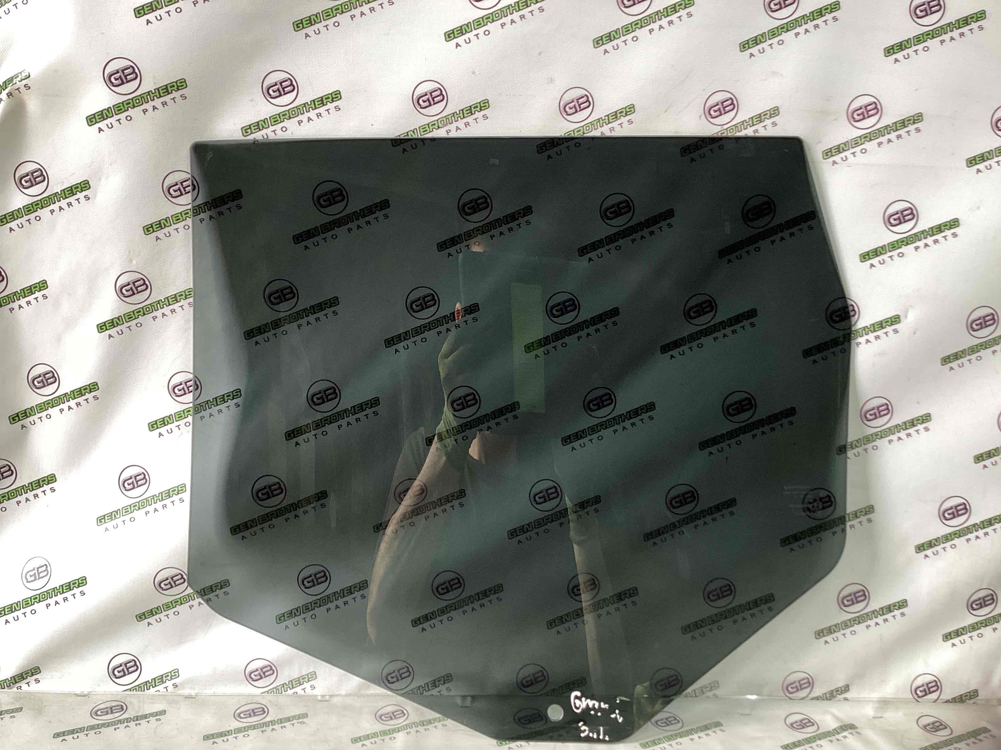 Скло заднє праве