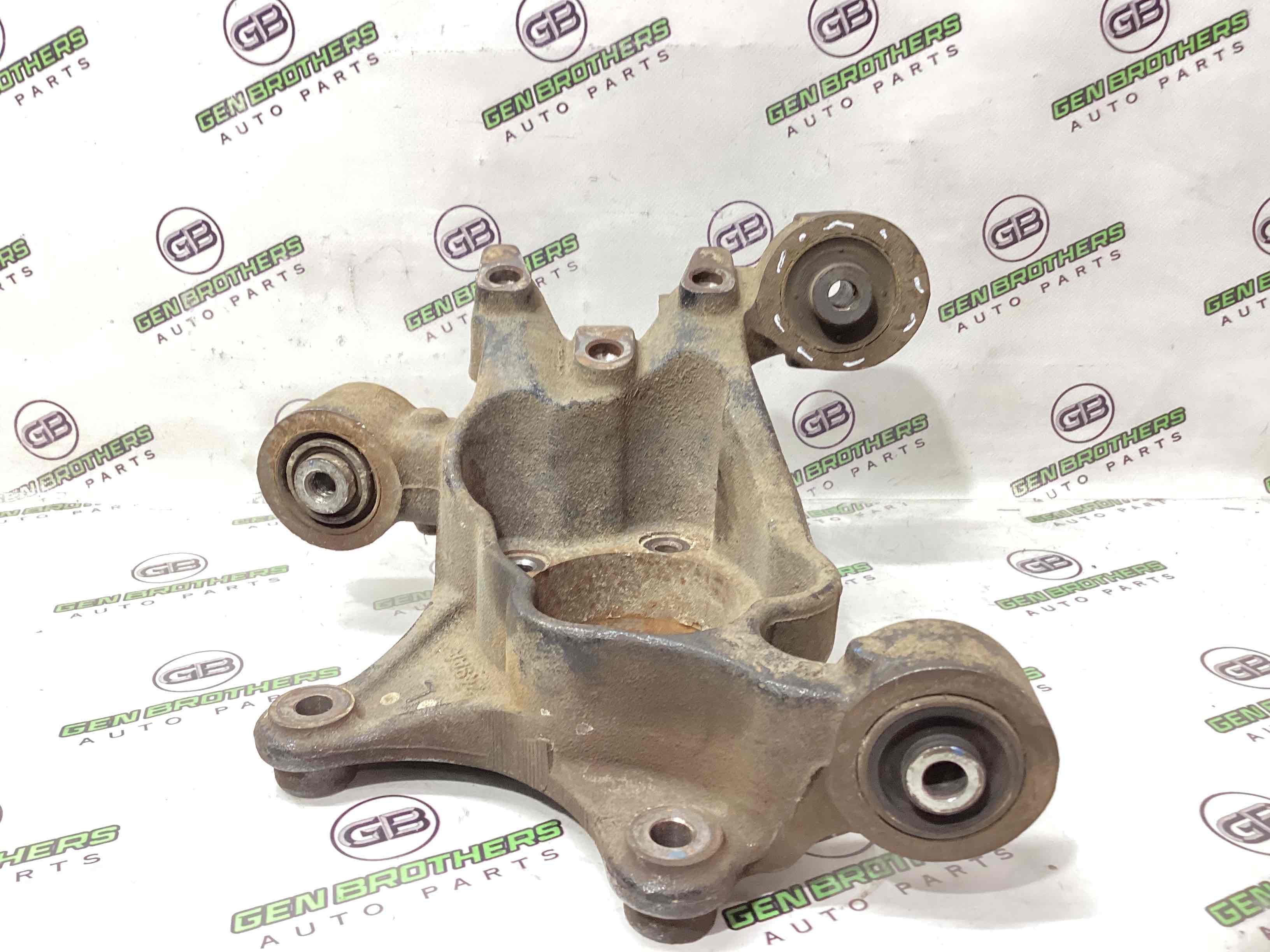 Кулак задній лівий