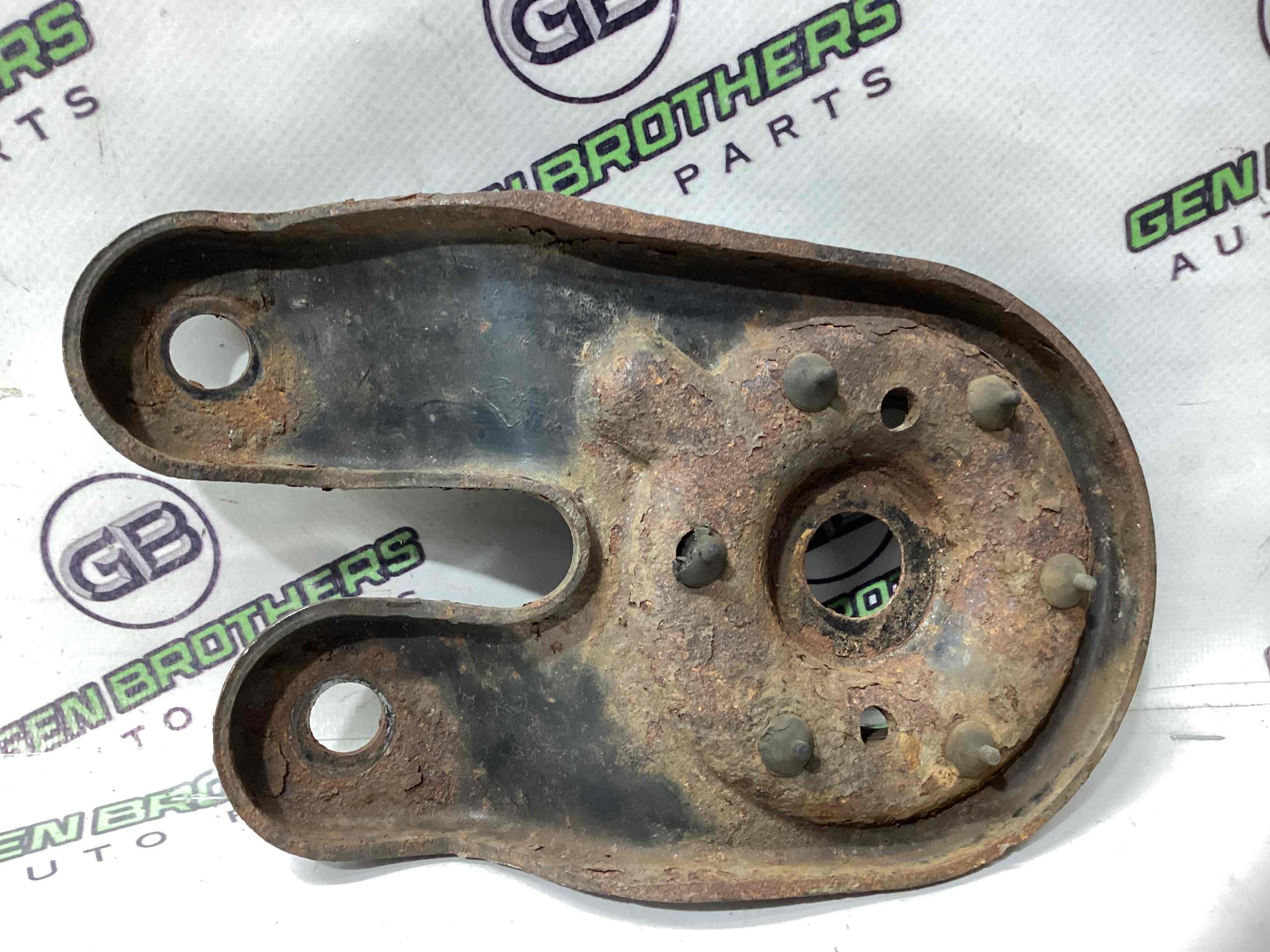 Кронштейн переднього підрамника