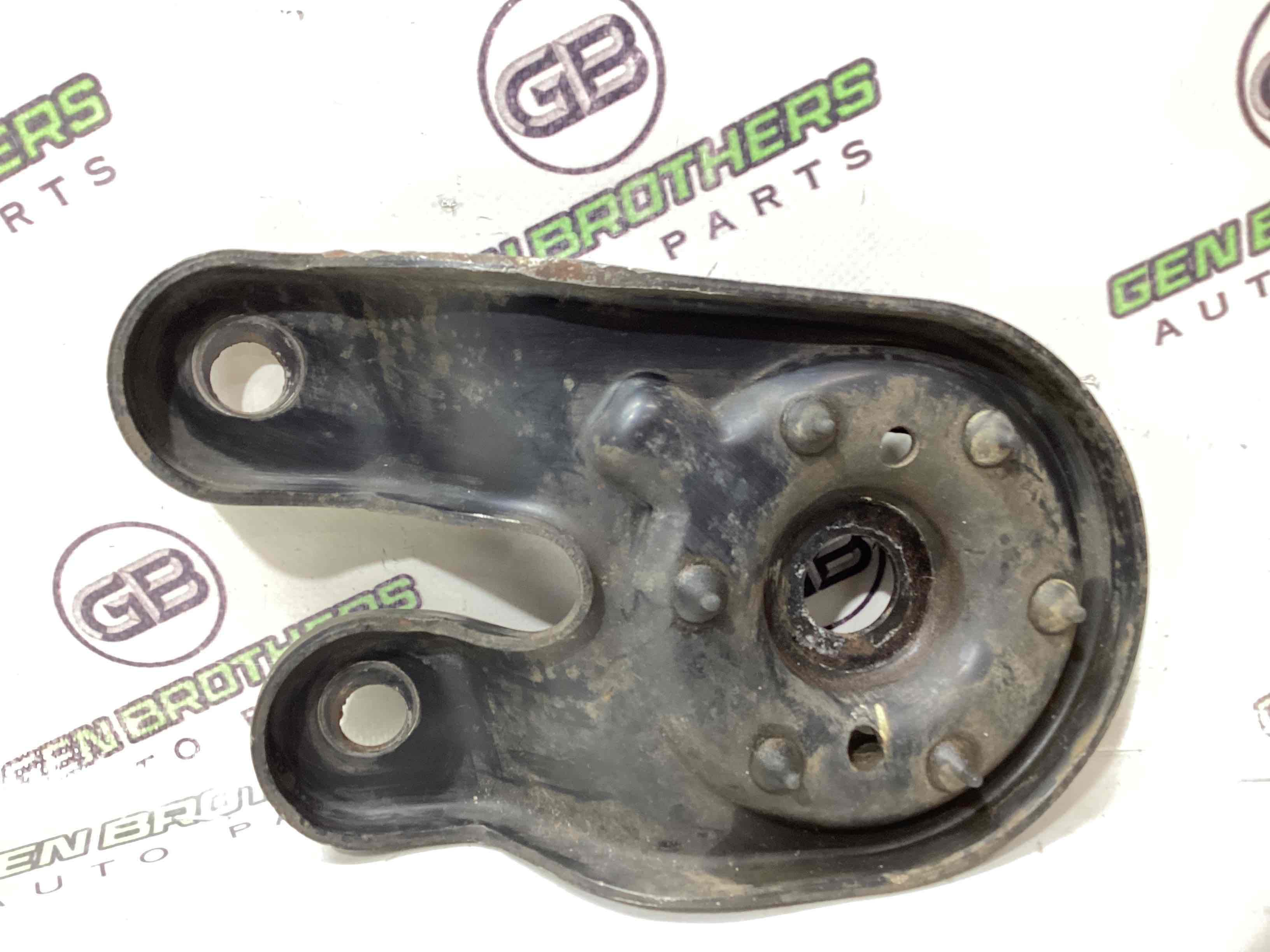 Кронштейн переднього підрамника