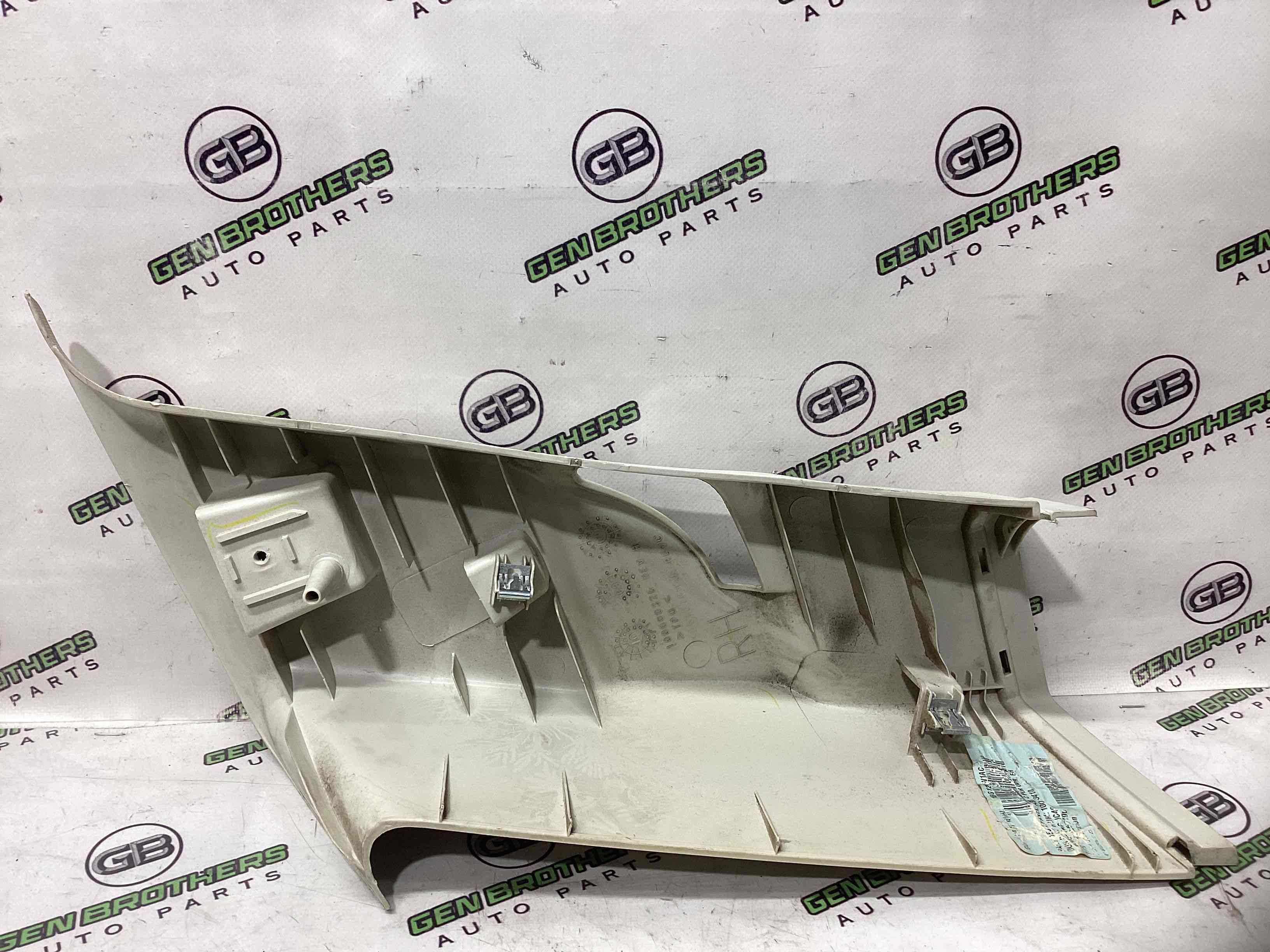 Обшивка задньої стійки права