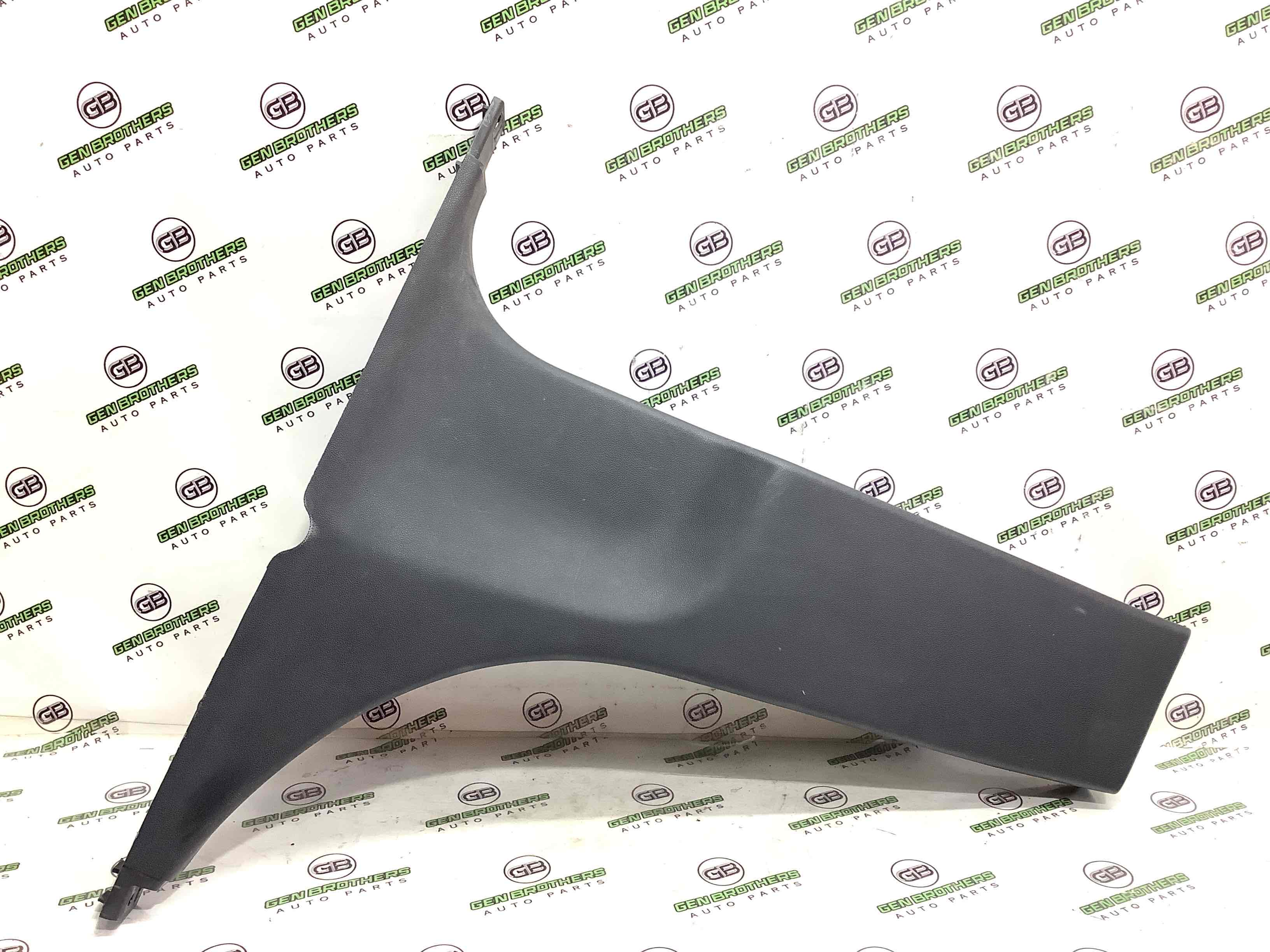 Обшивка центральної стійки ліва