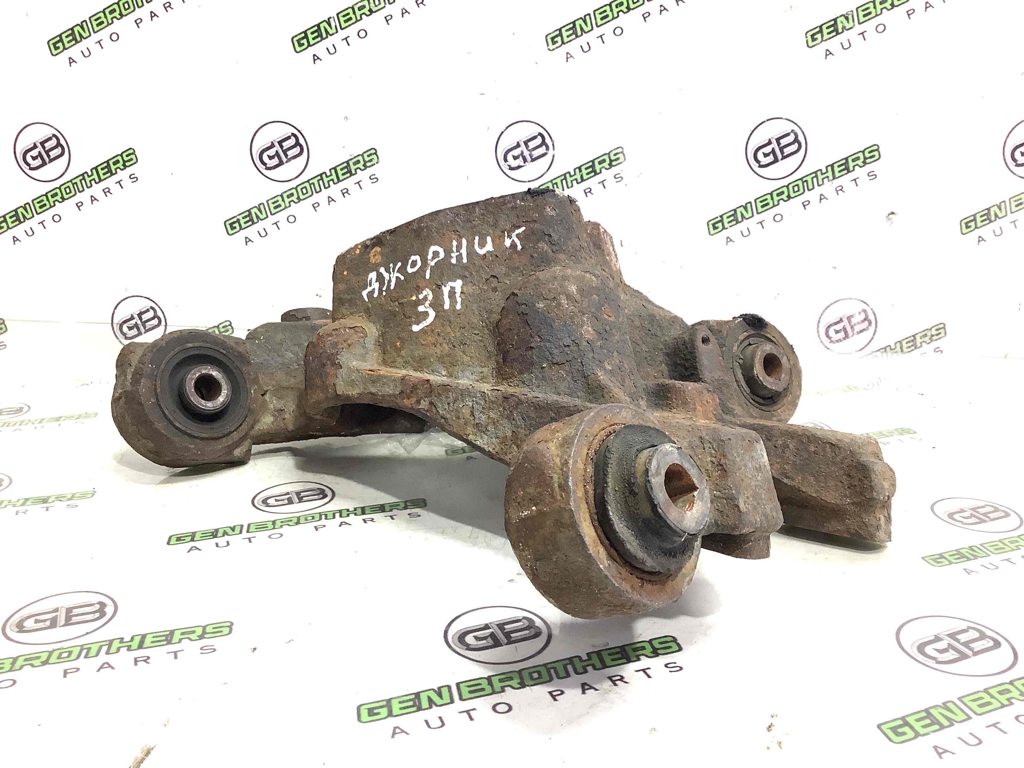 Кулак задній правий