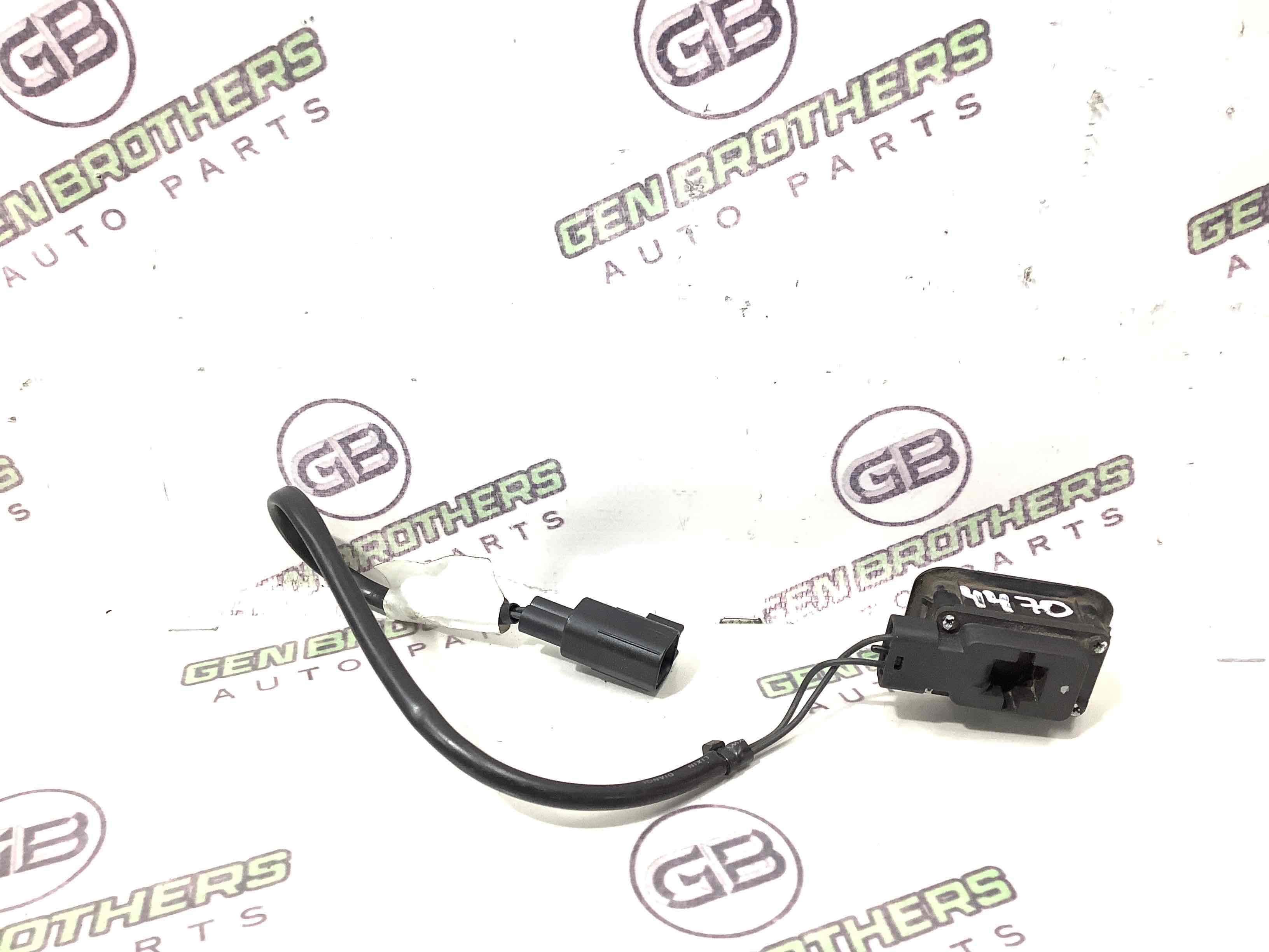 Кнопка відкриття багажника