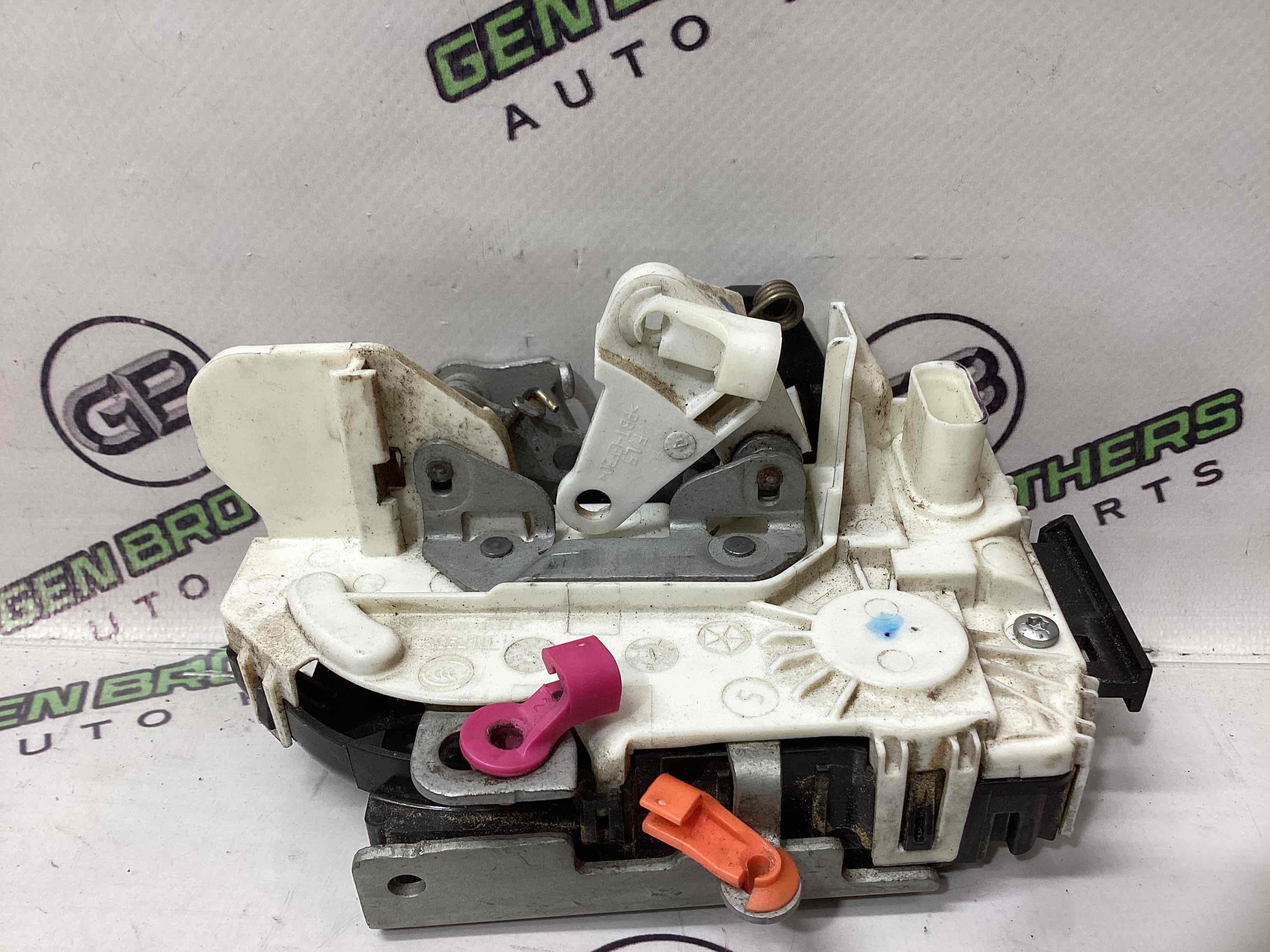 Замок дверей передньої лівої