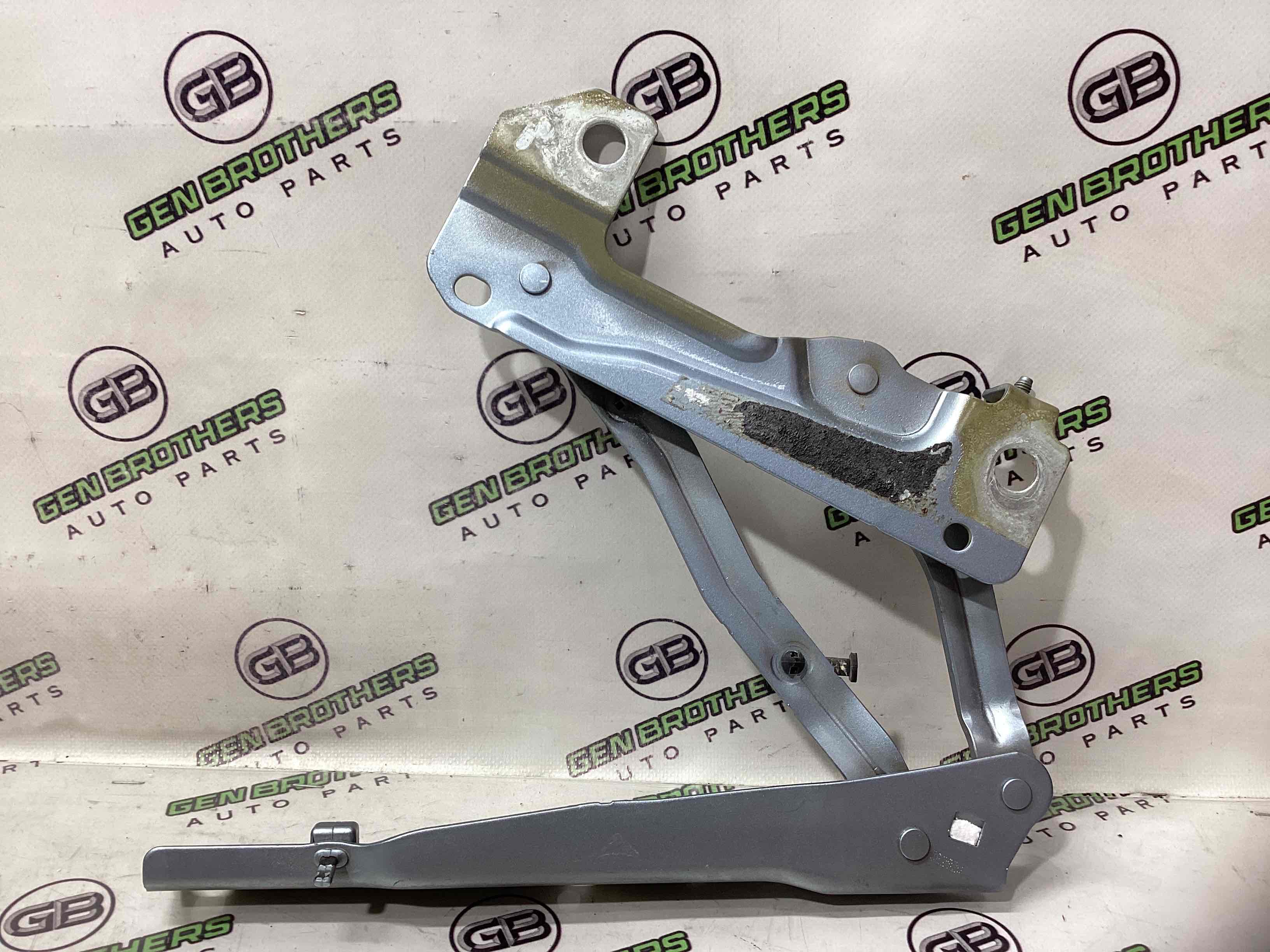 Петля капота, кронштейн капота