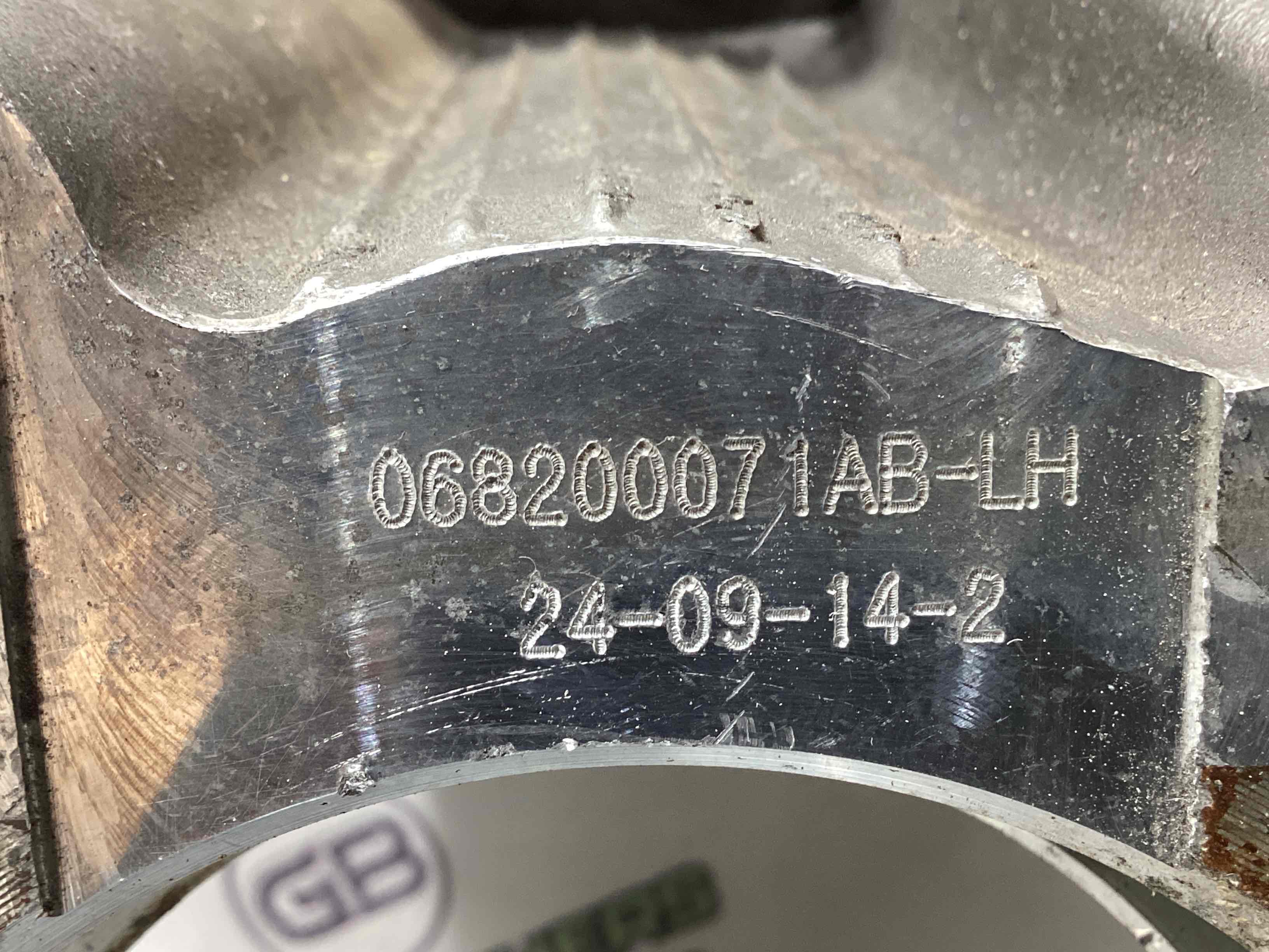 Кулак задній лівий