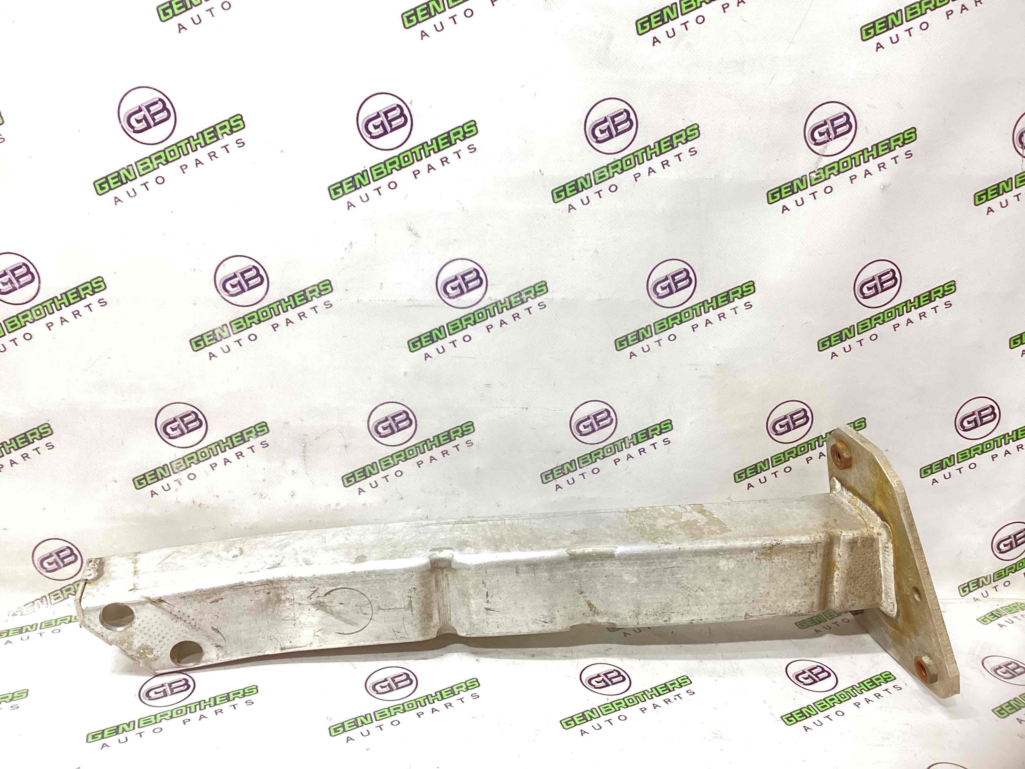 Кронштейн переднього підрамника