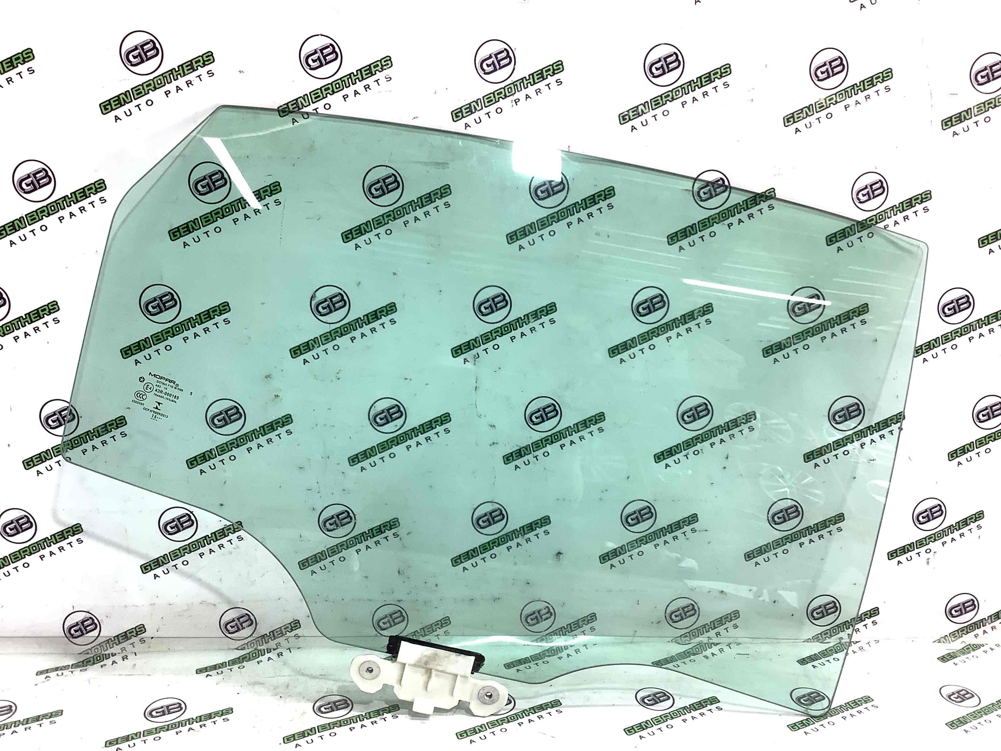 Скло заднє праве