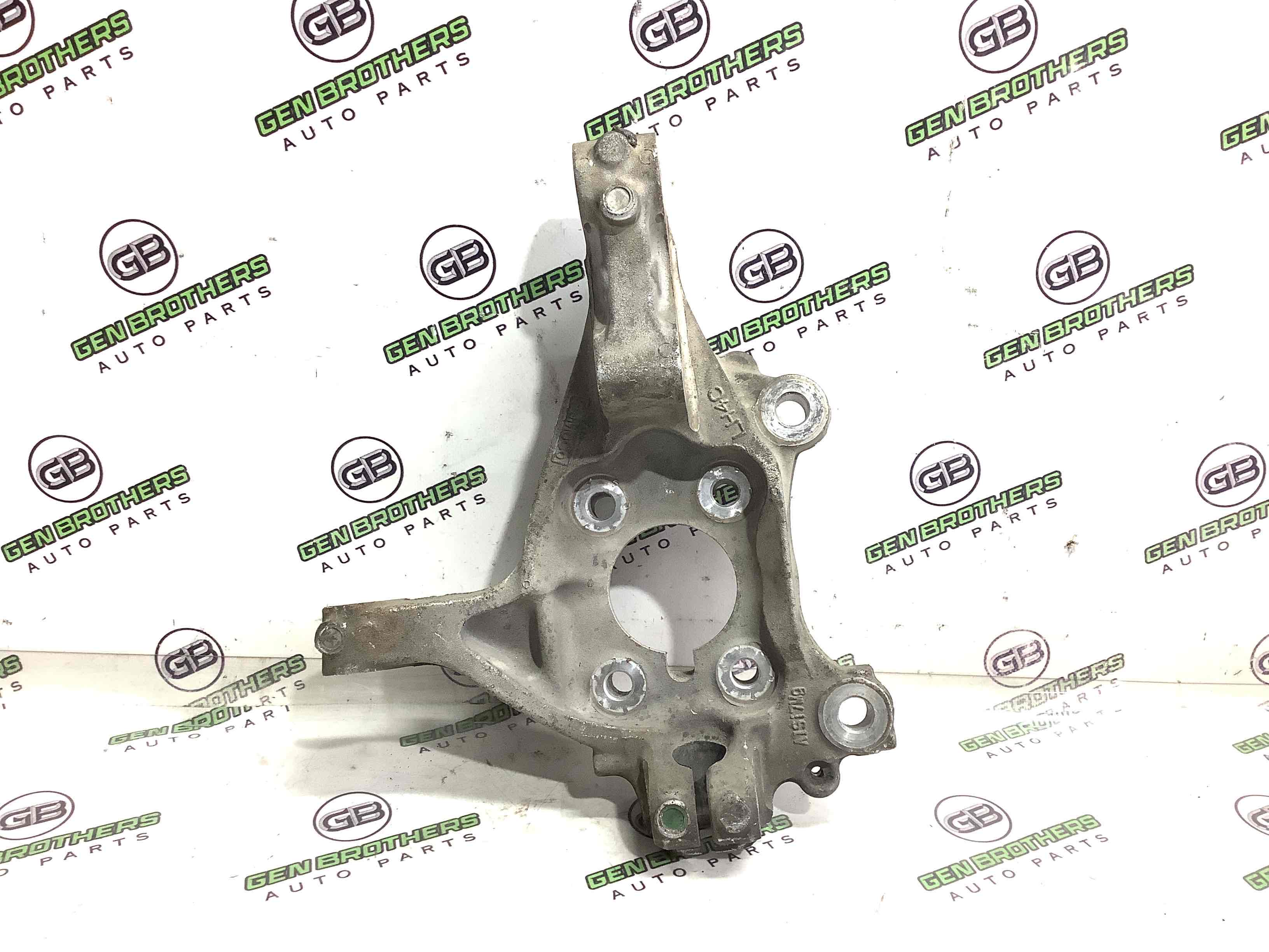 Кулак поворотний лівий