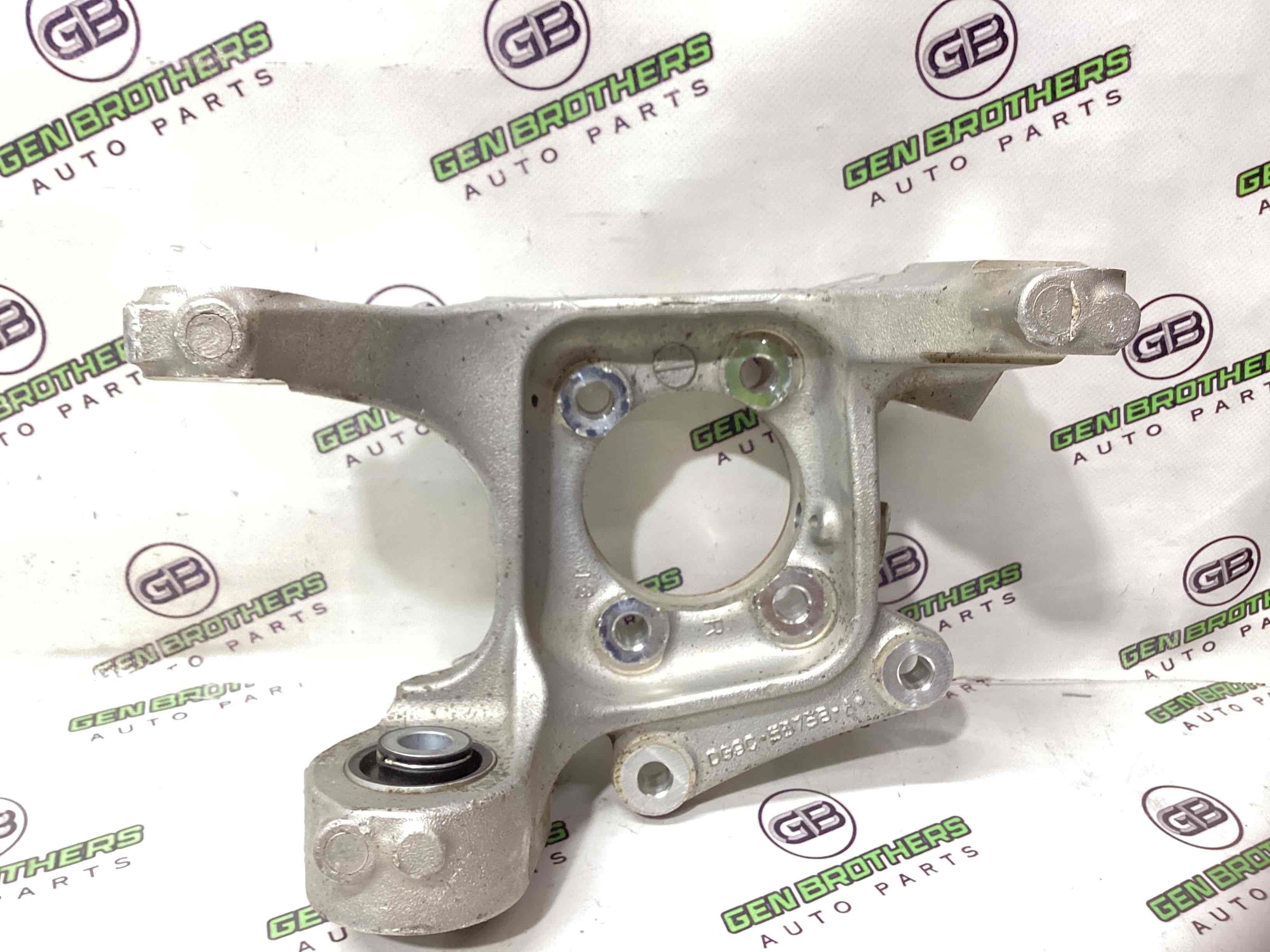 Кулак задній правий