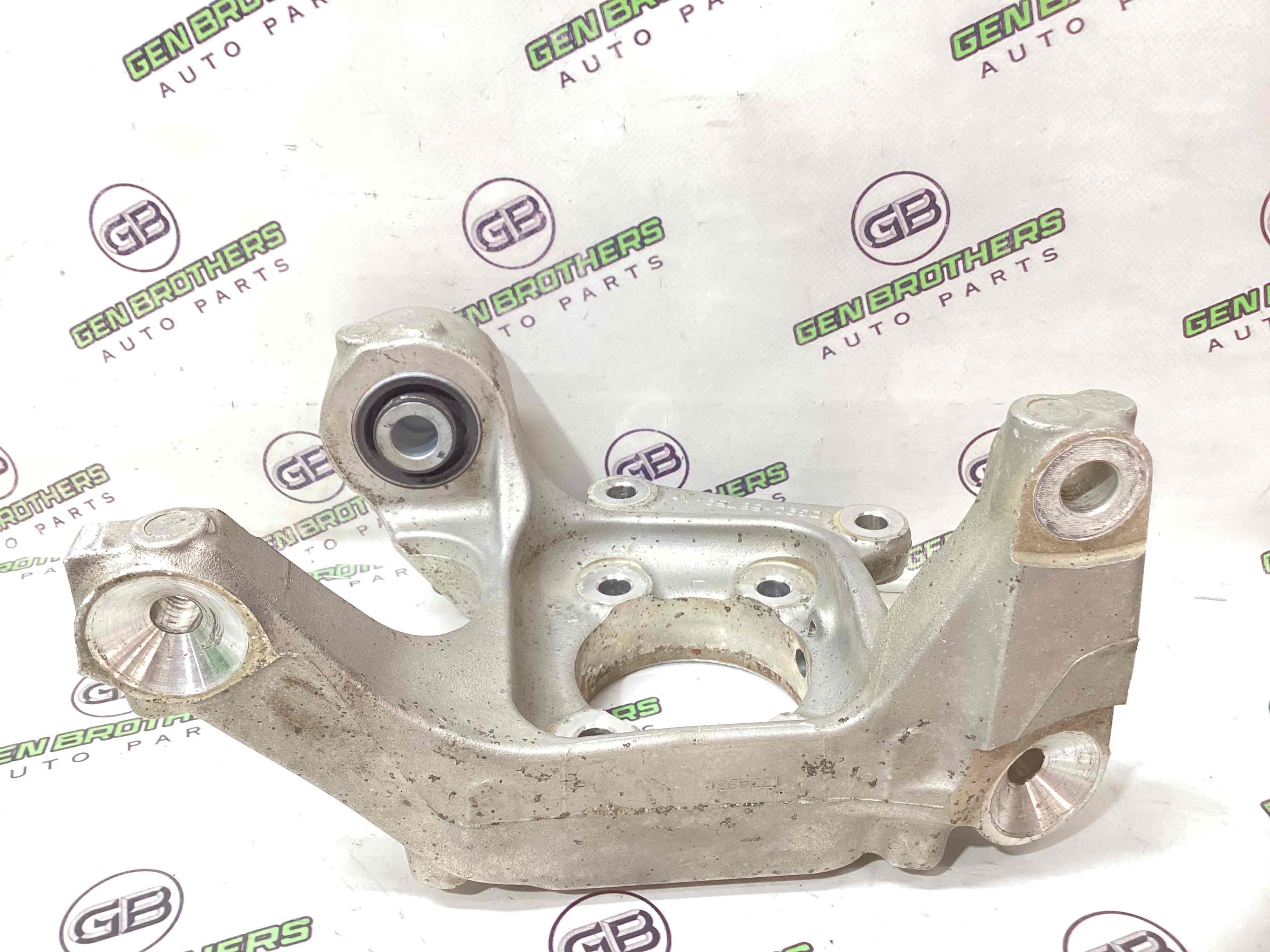 Кулак задній лівий