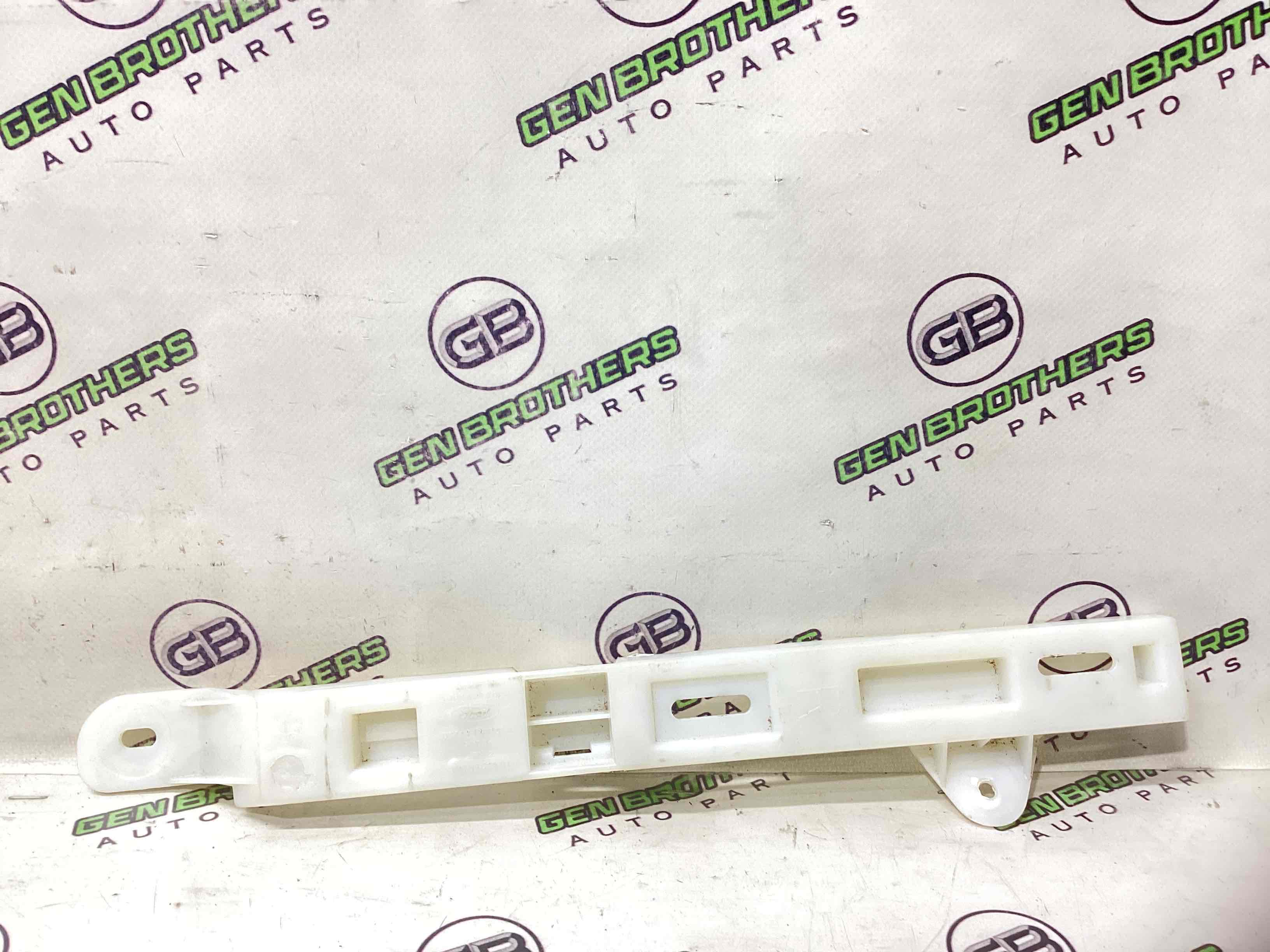 Кріплення заднього бампера праве