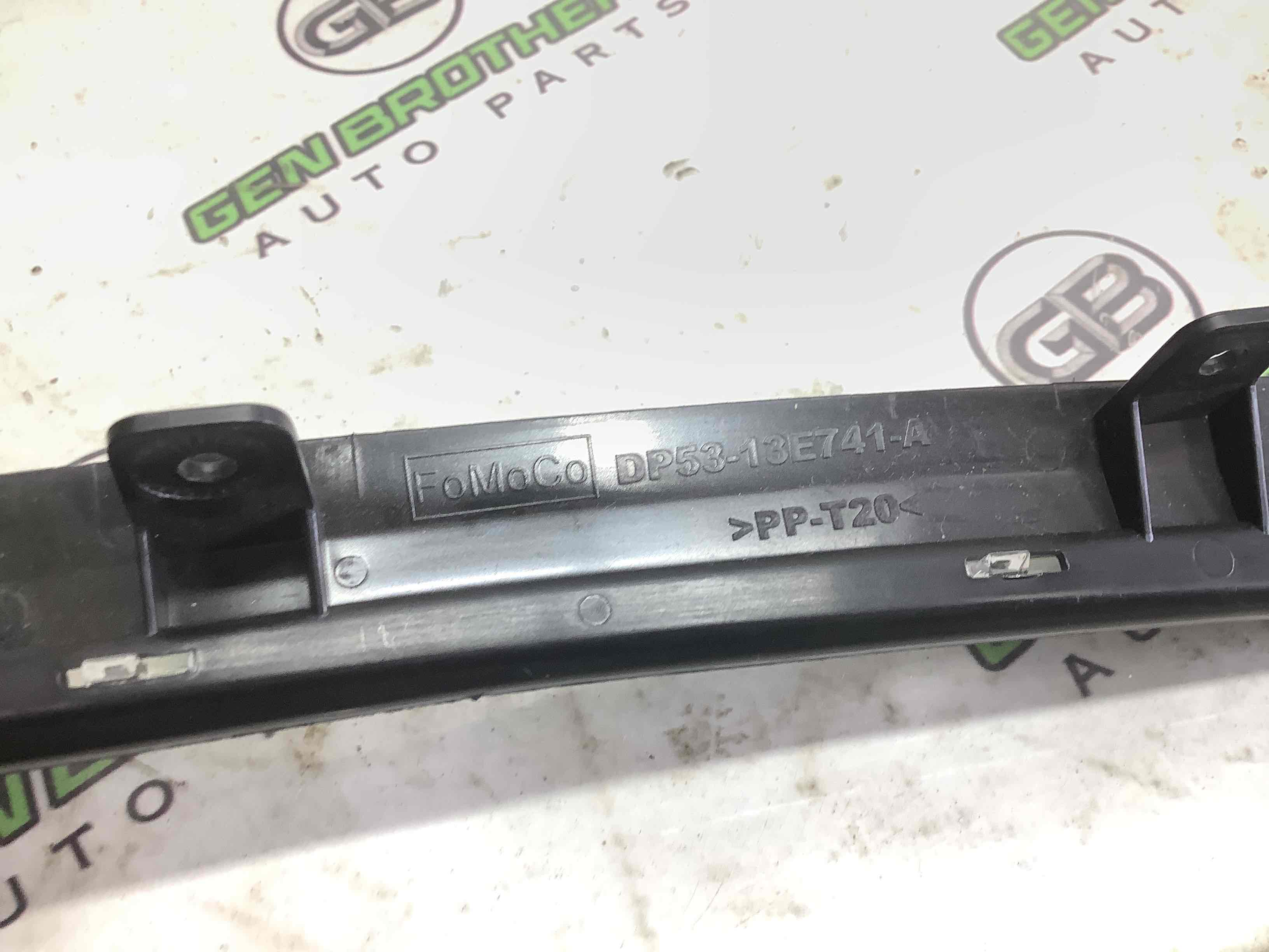 Обшивка панелі приладів торпедо