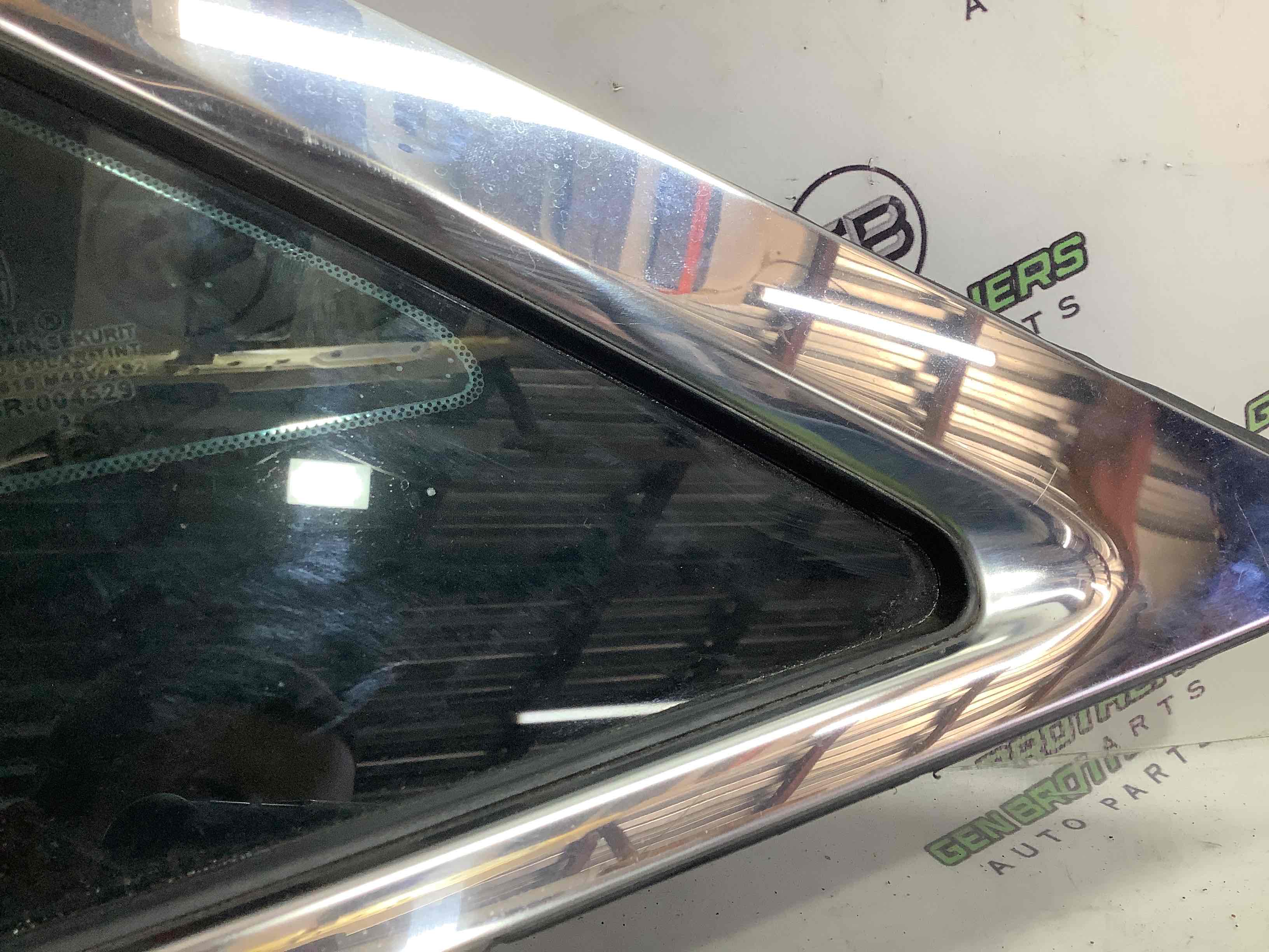 Скло кузовне бічне ліве