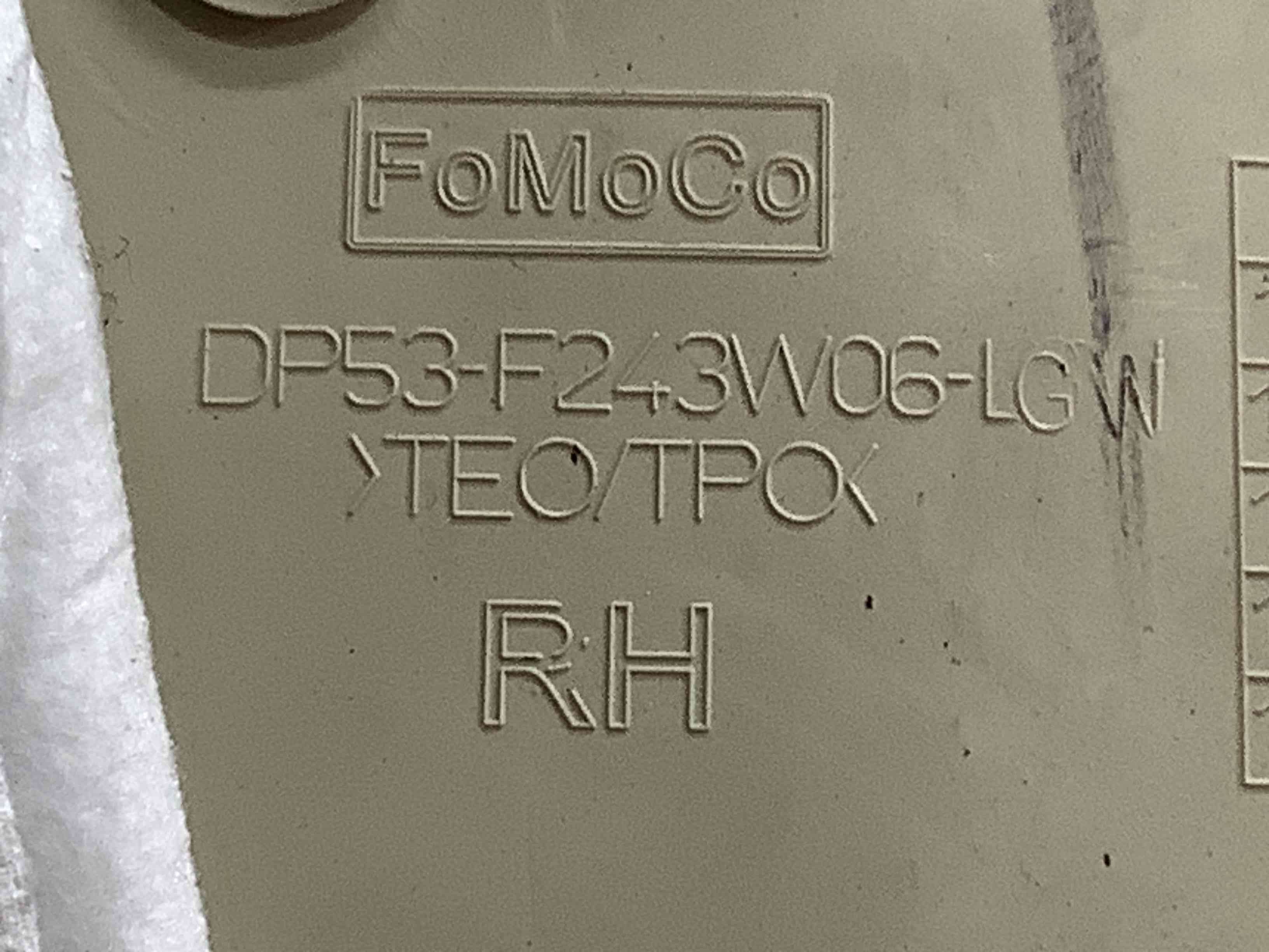 Обшивка центральної стійки права