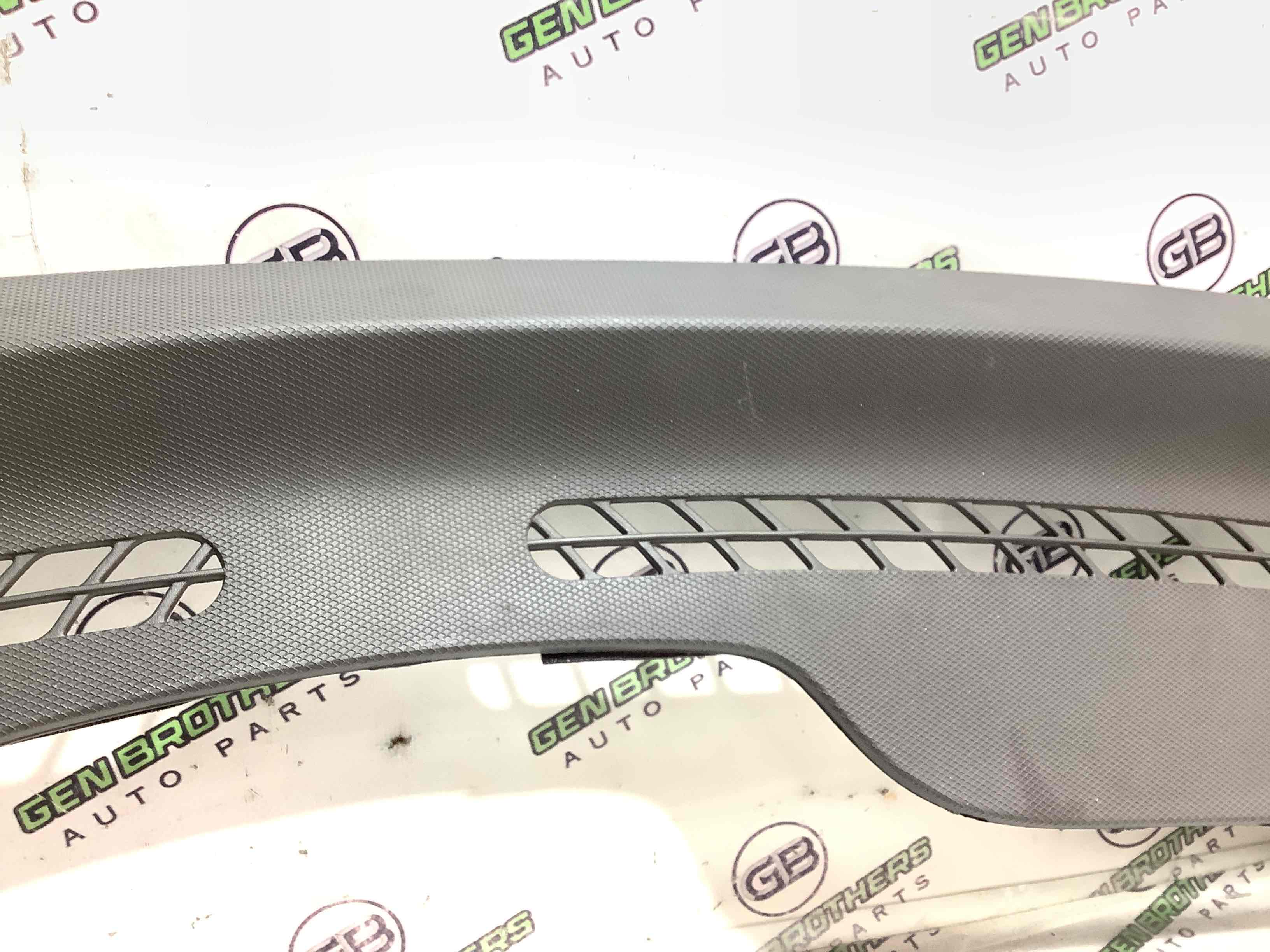 Обшивка панелі приладів торпедо