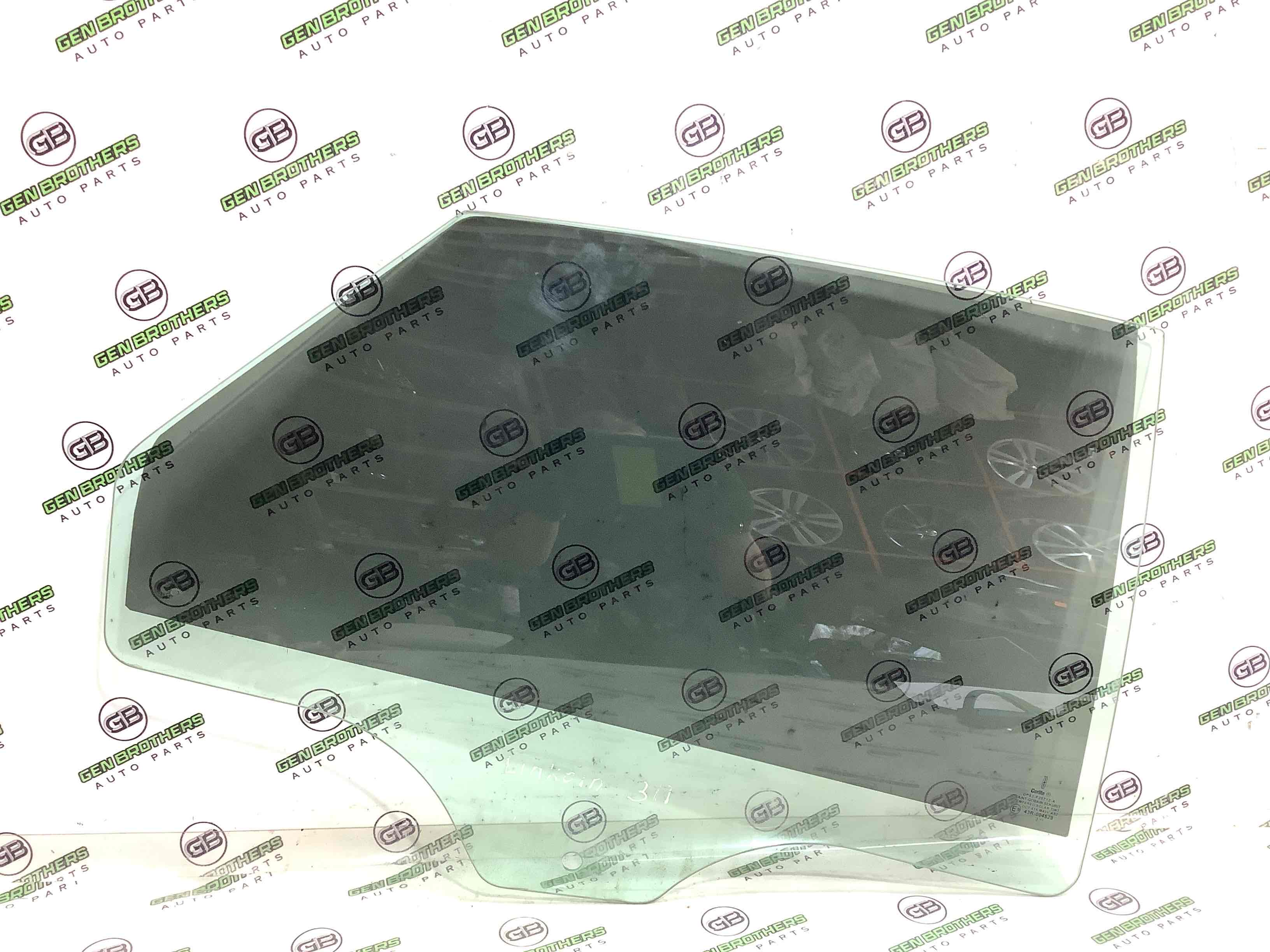 Скло заднє праве