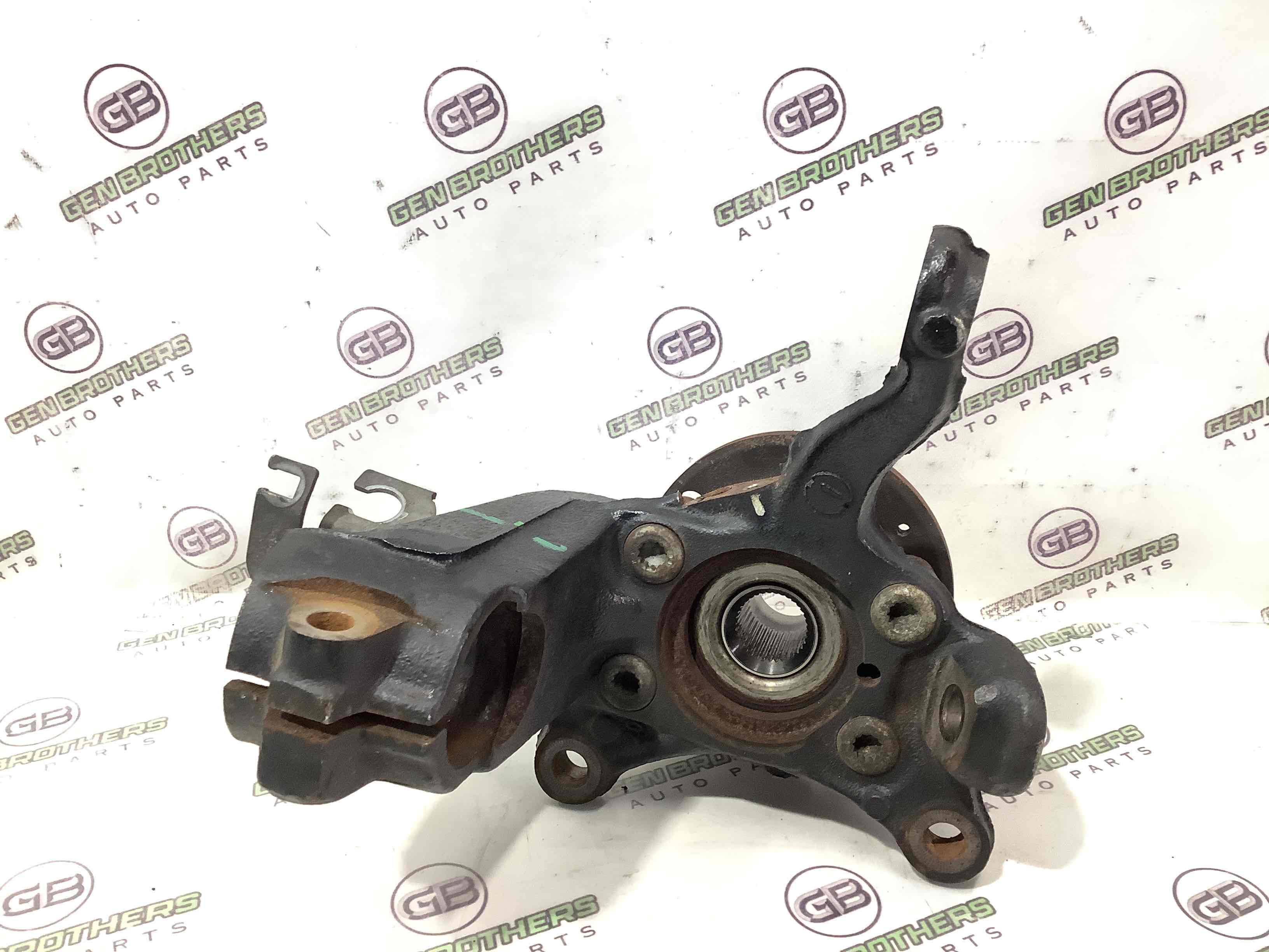 Кулак поворотний правий