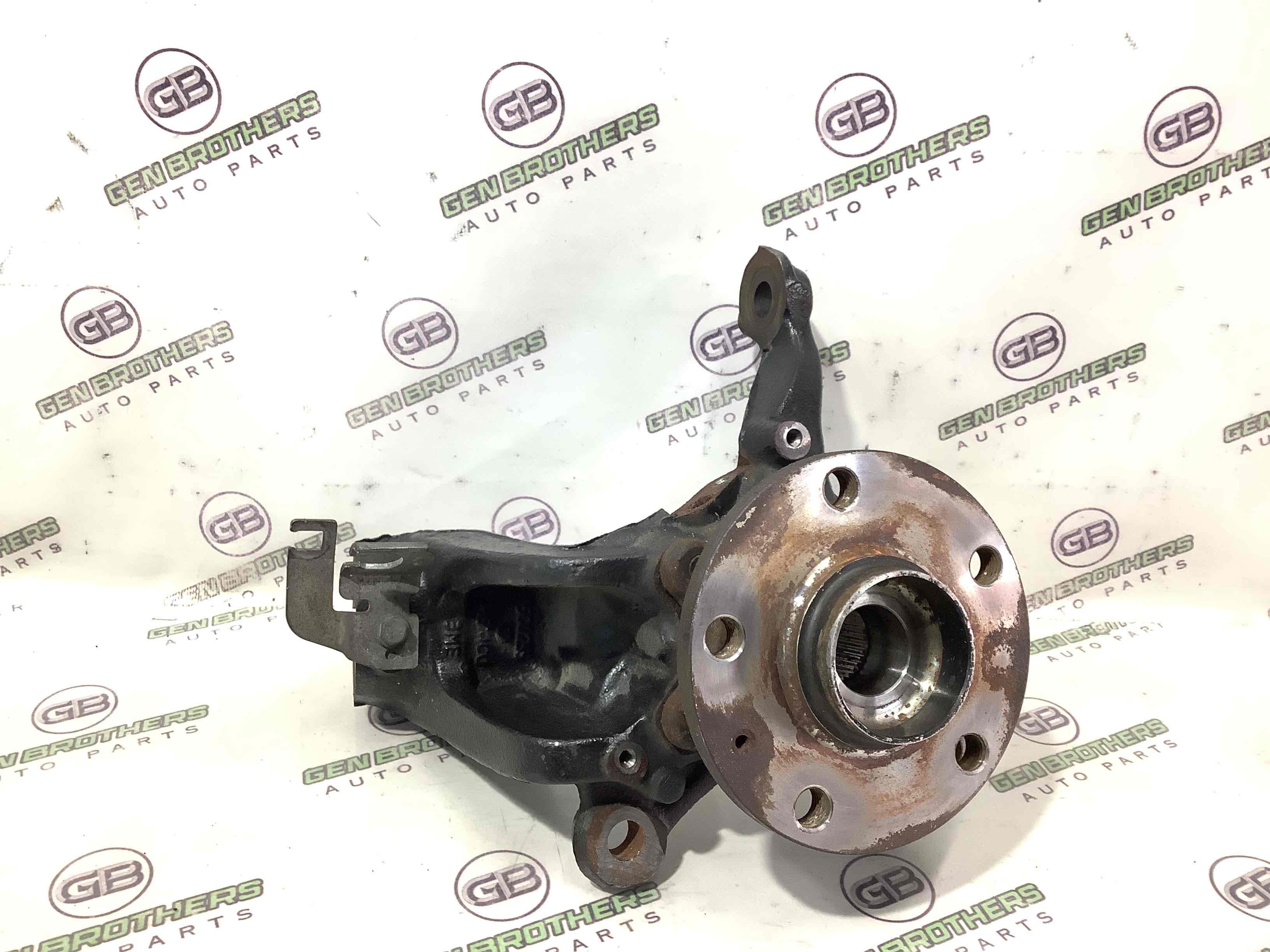 Кулак поворотний лівий