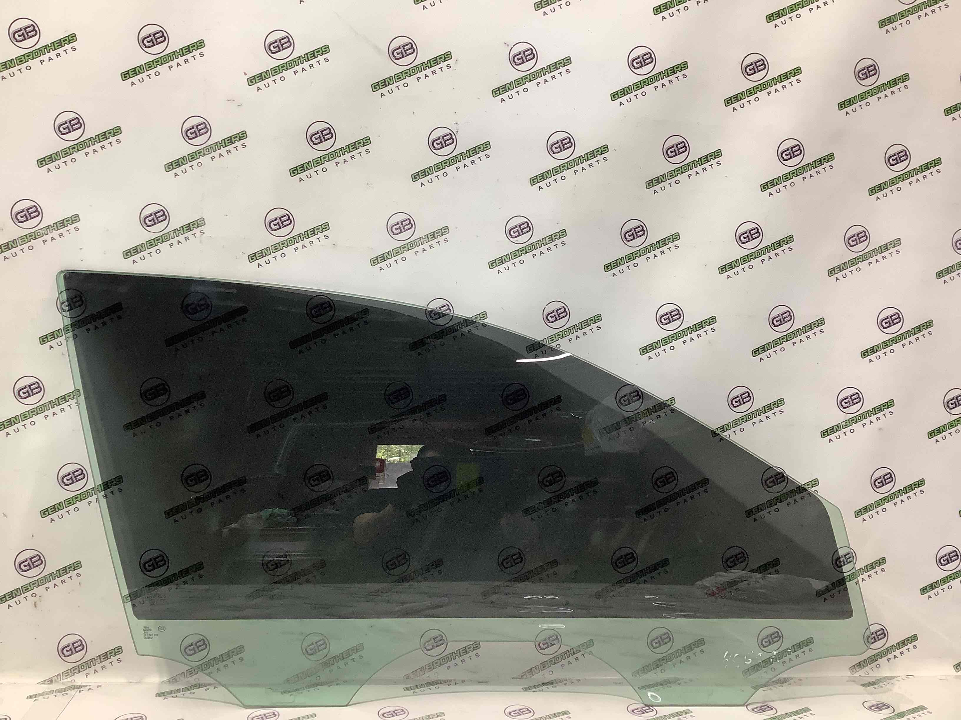 Скло переднє праве