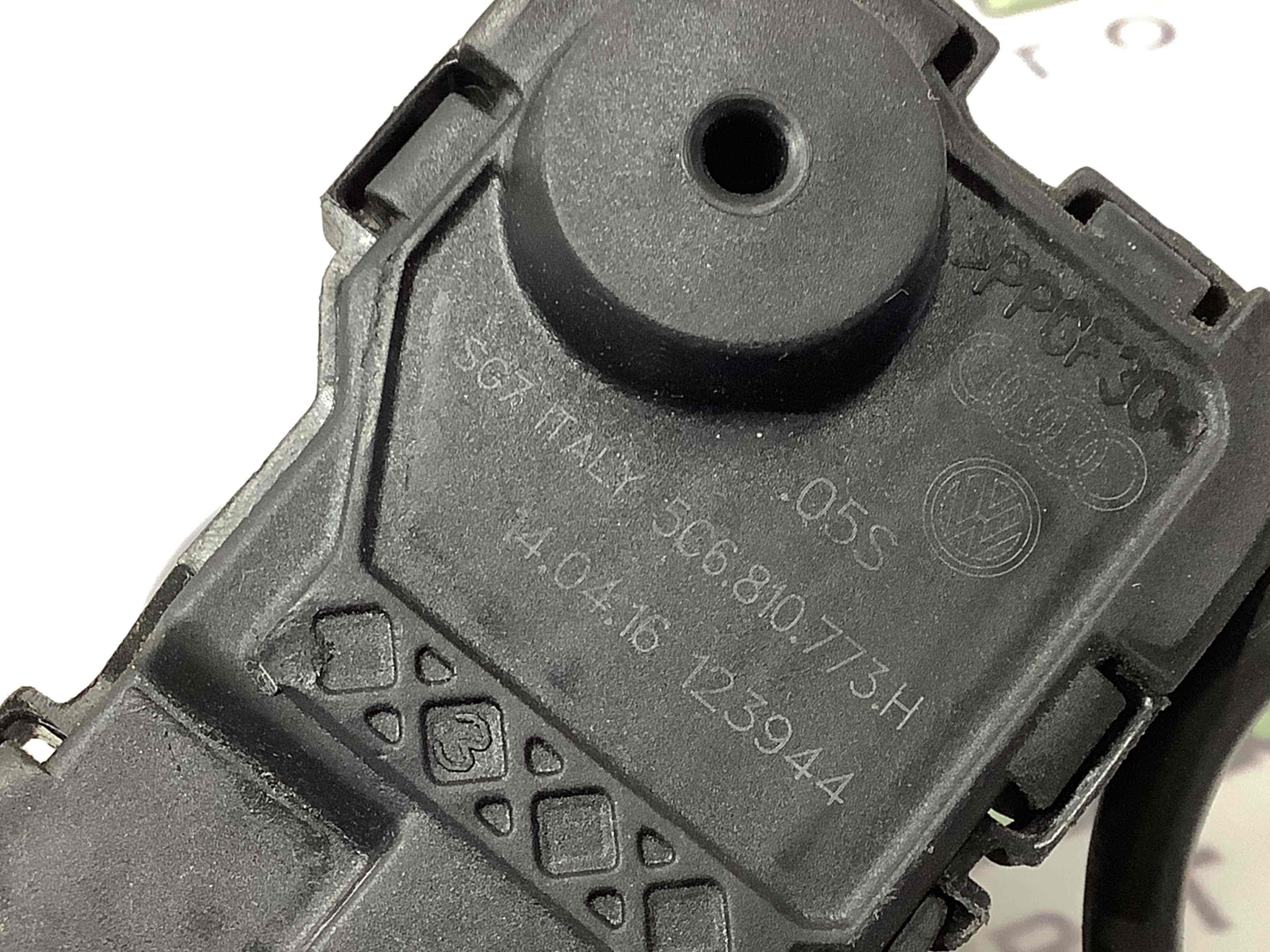 Замок лючка бензобака