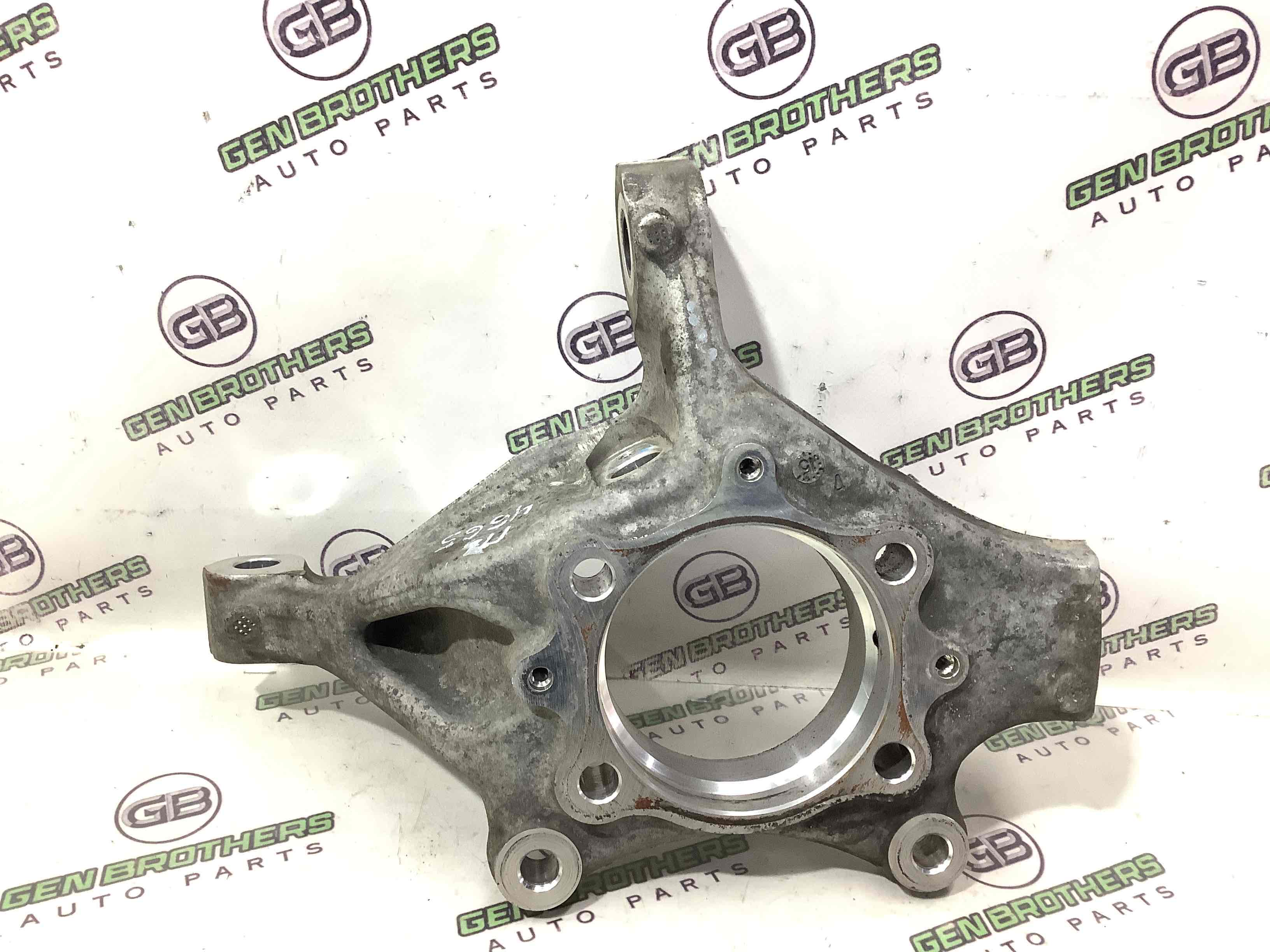 Кулак поворотний лівий