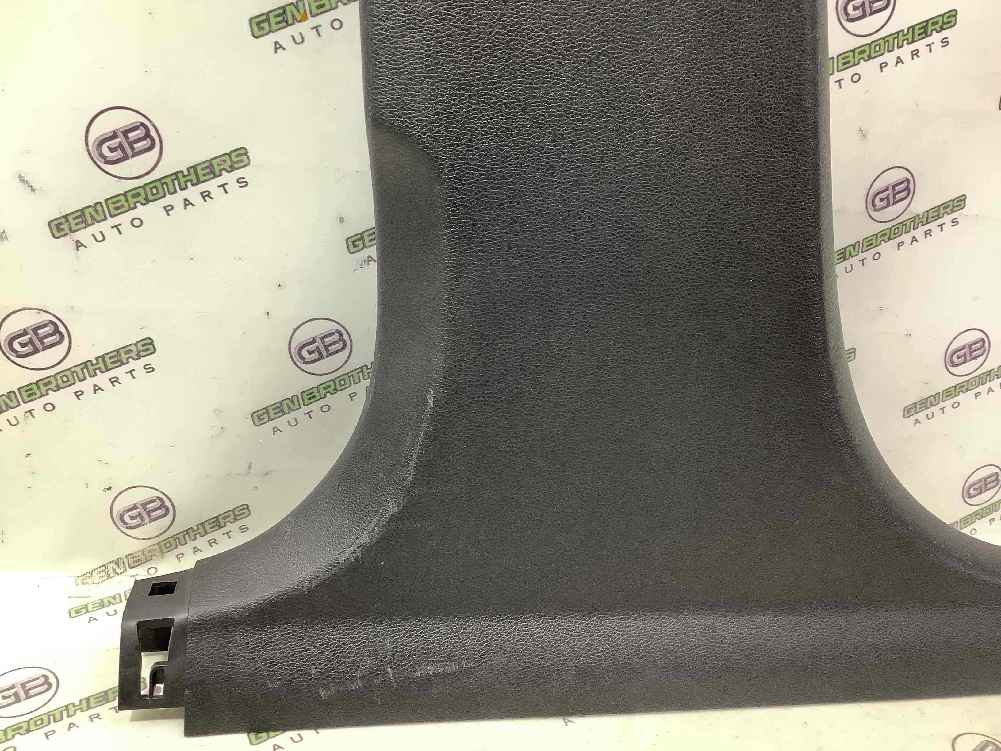 Обшивка центральної стійки ліва