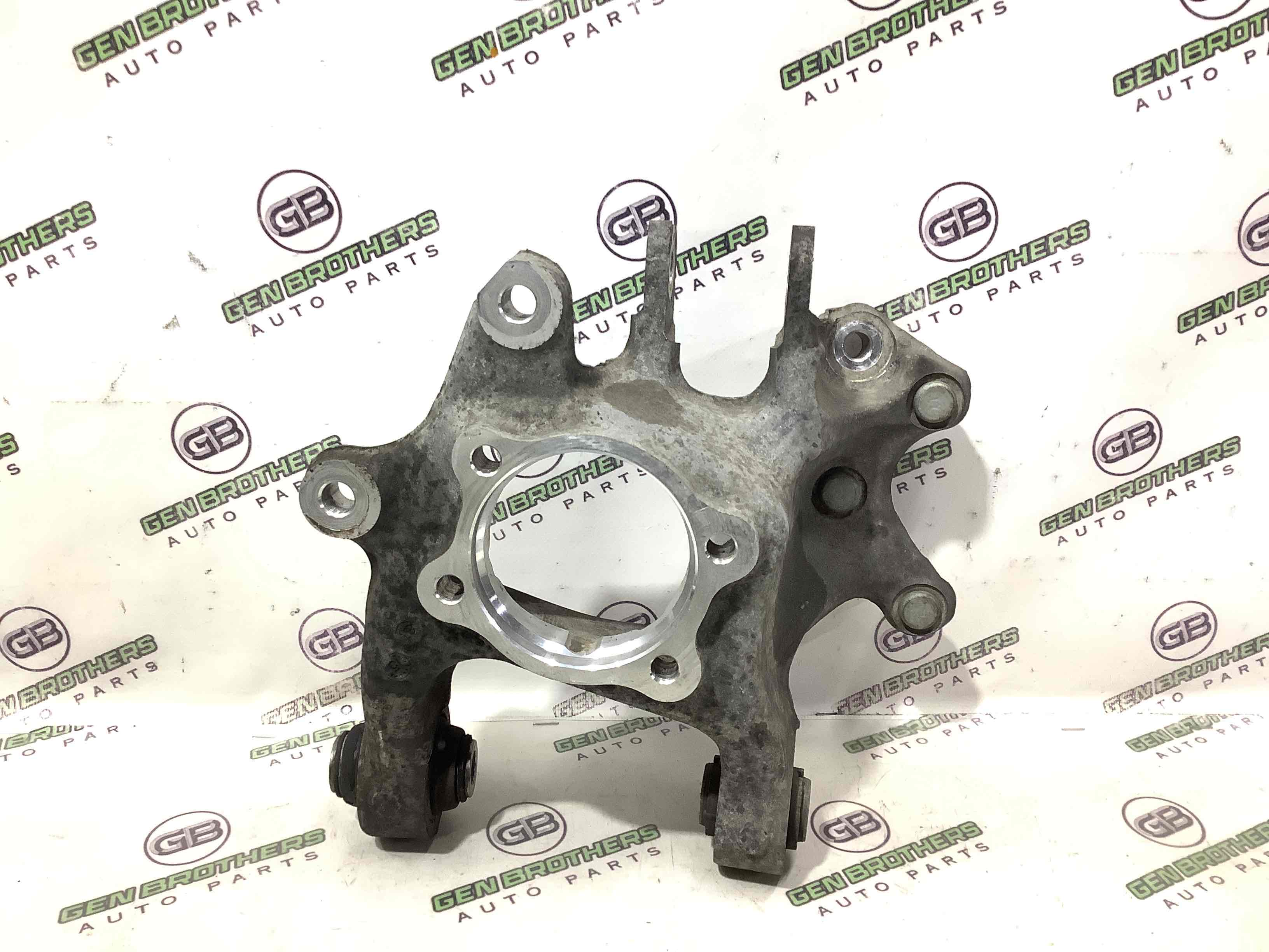 Кулак задній правий