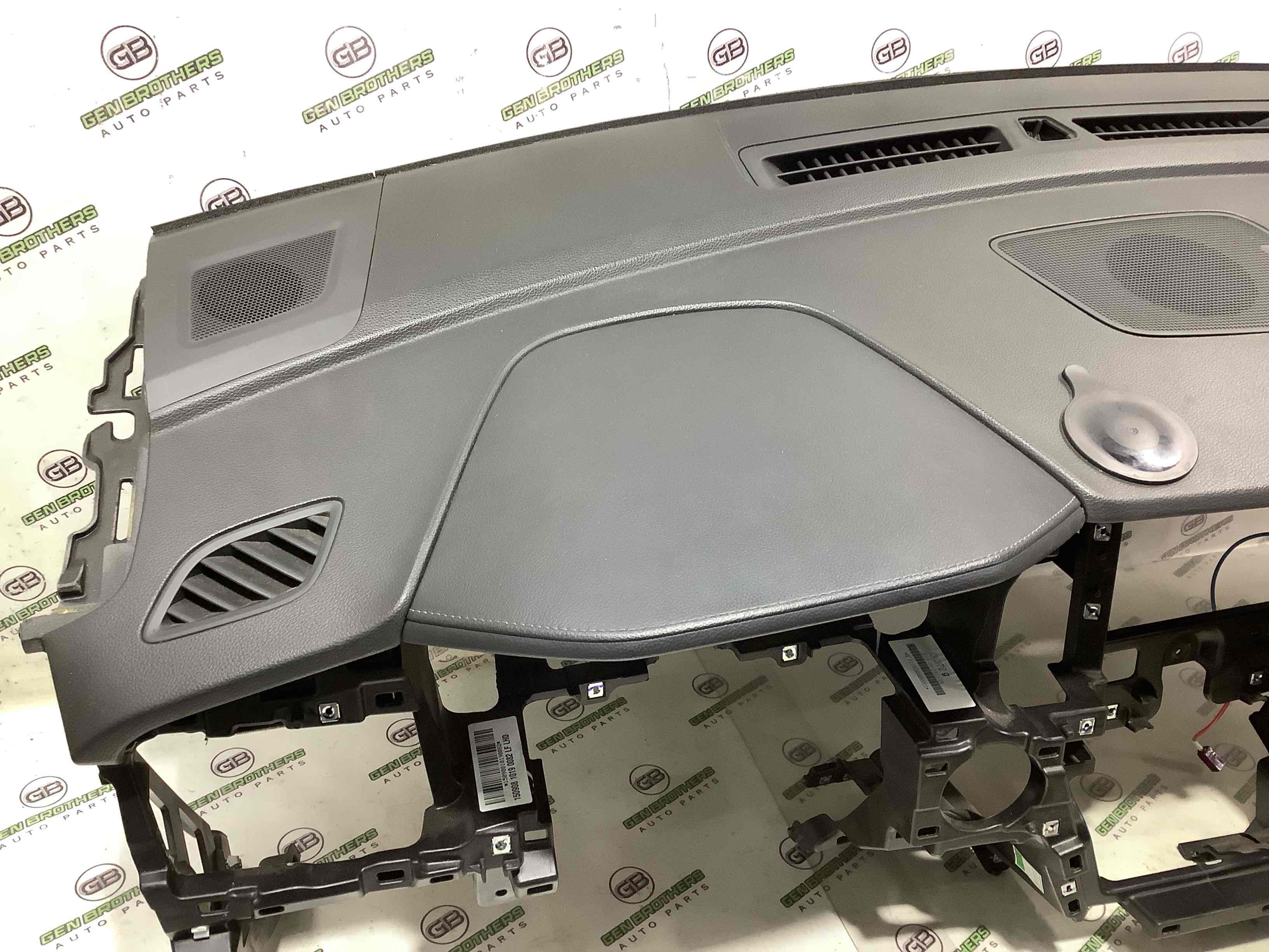 Панель передня салону торпедо