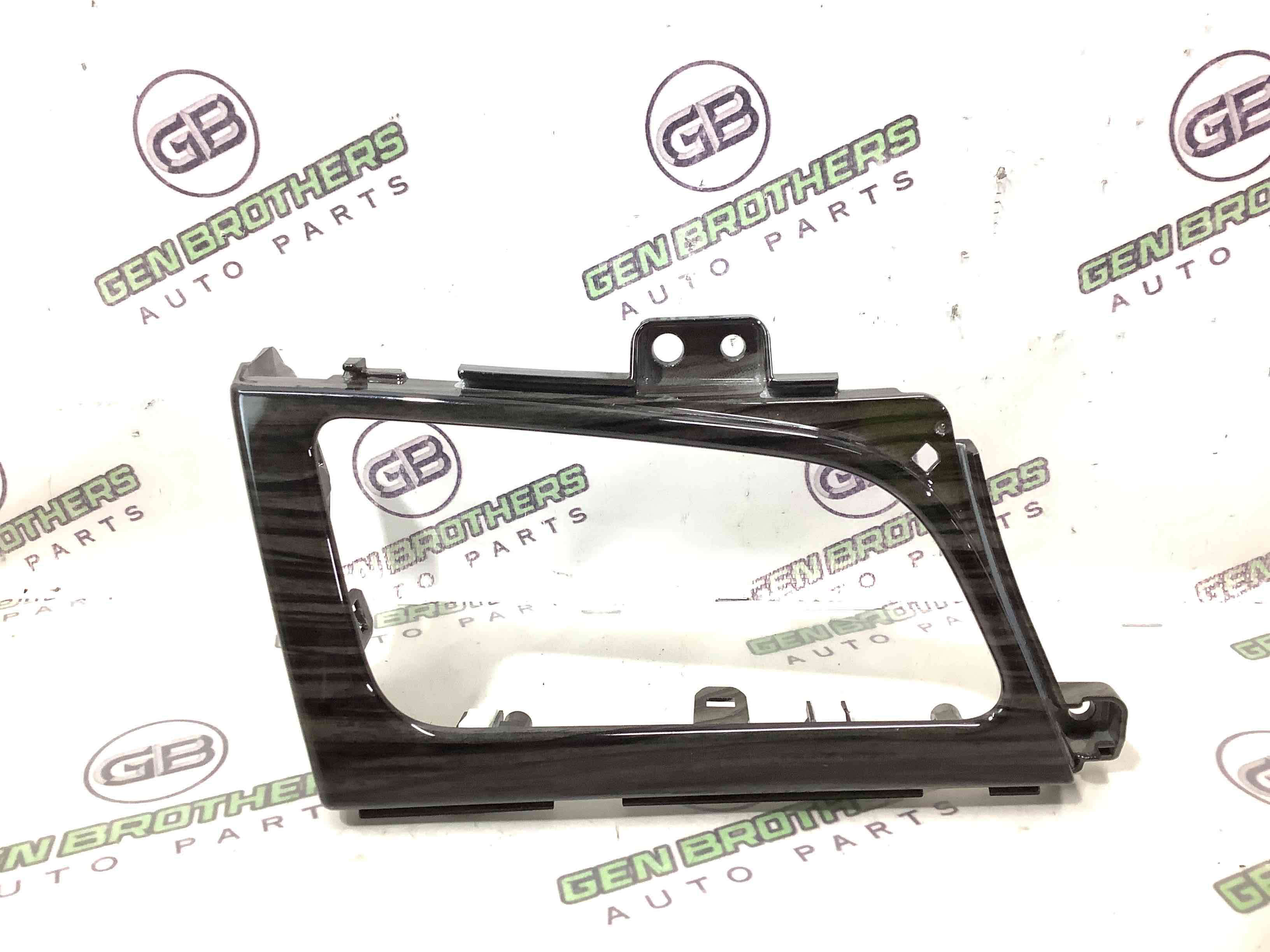 Обшивка панелі приладів торпедо