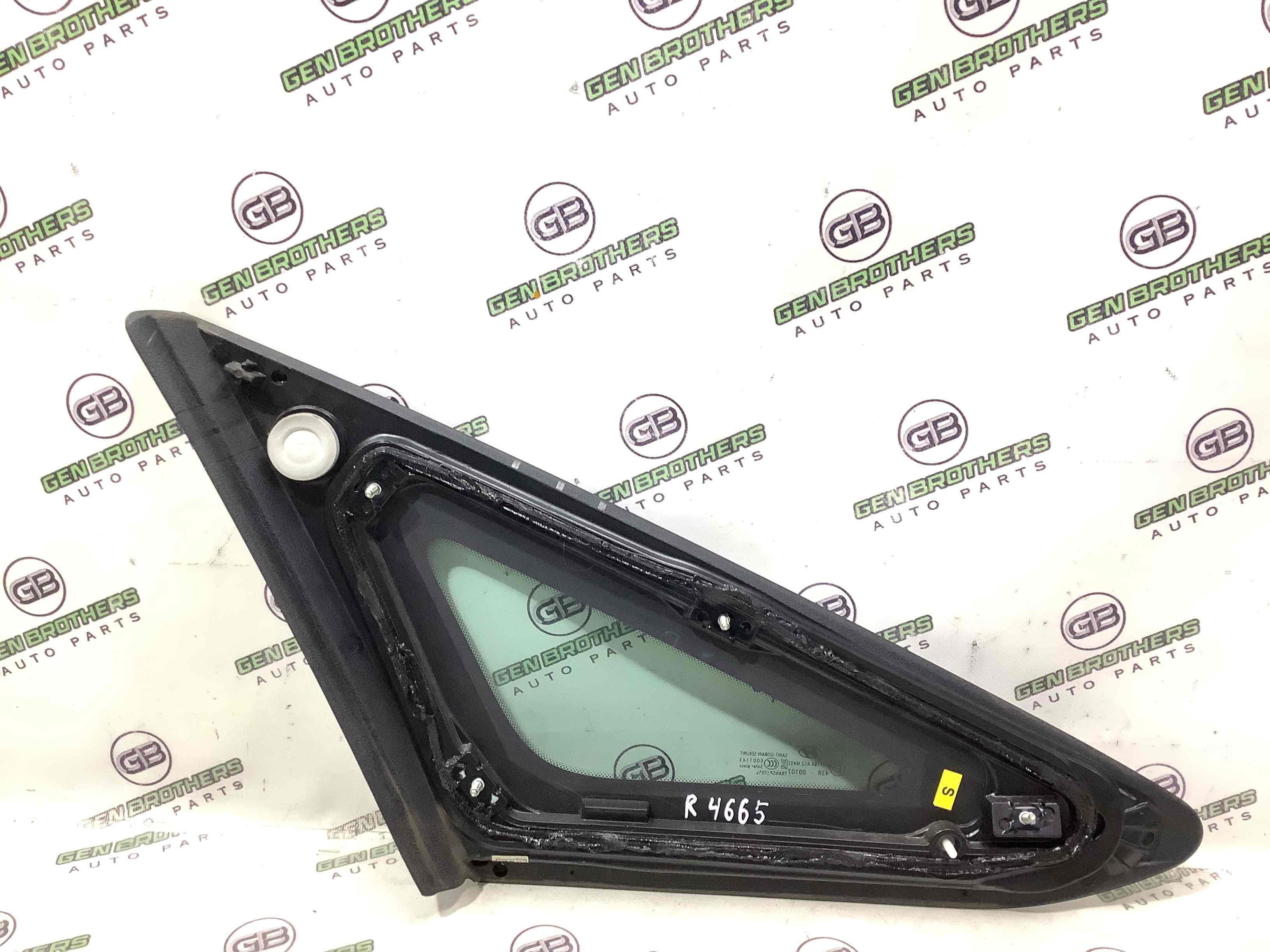 Скло кузовне бічне праве