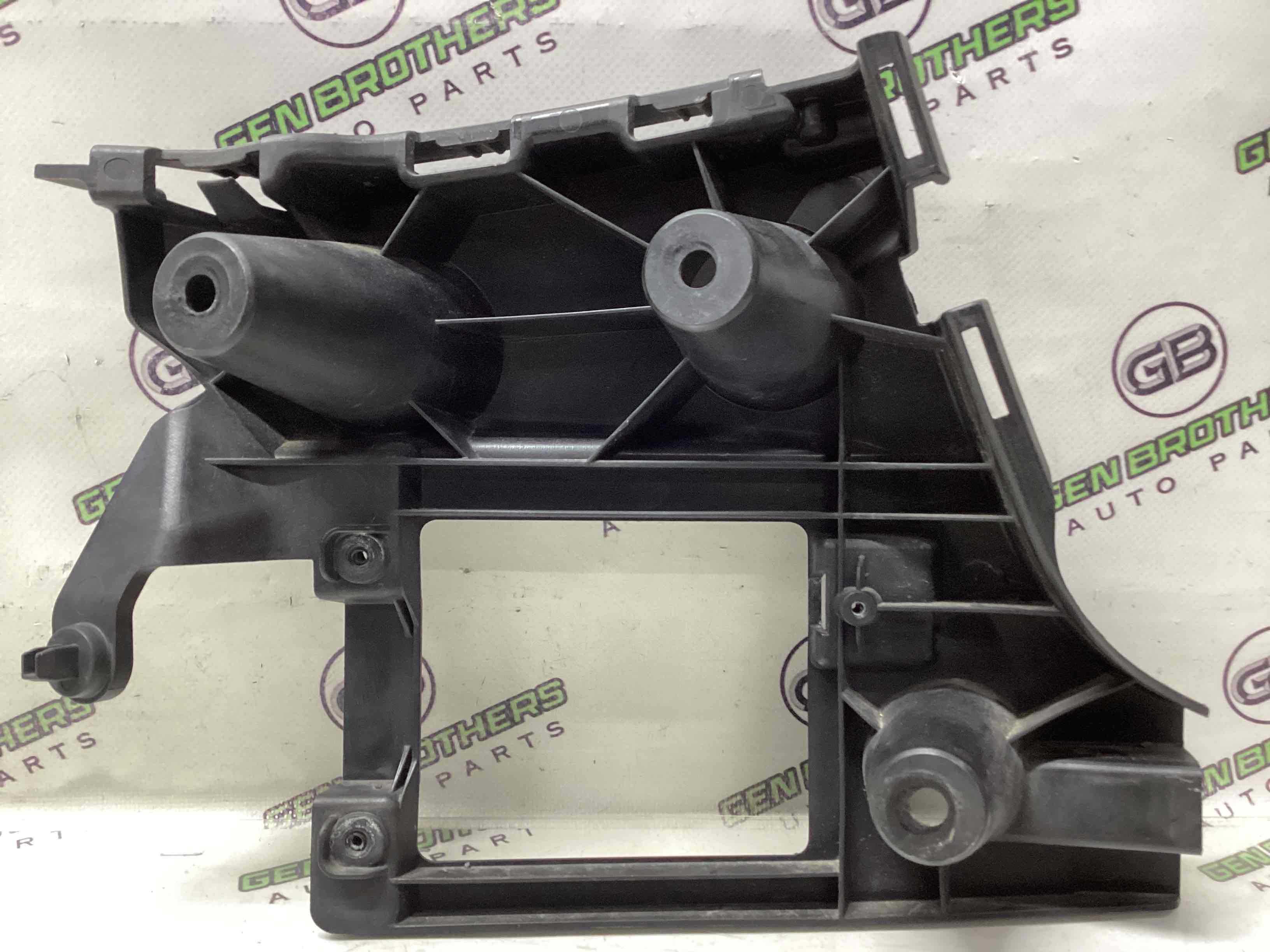 Кріплення заднього бампера праве